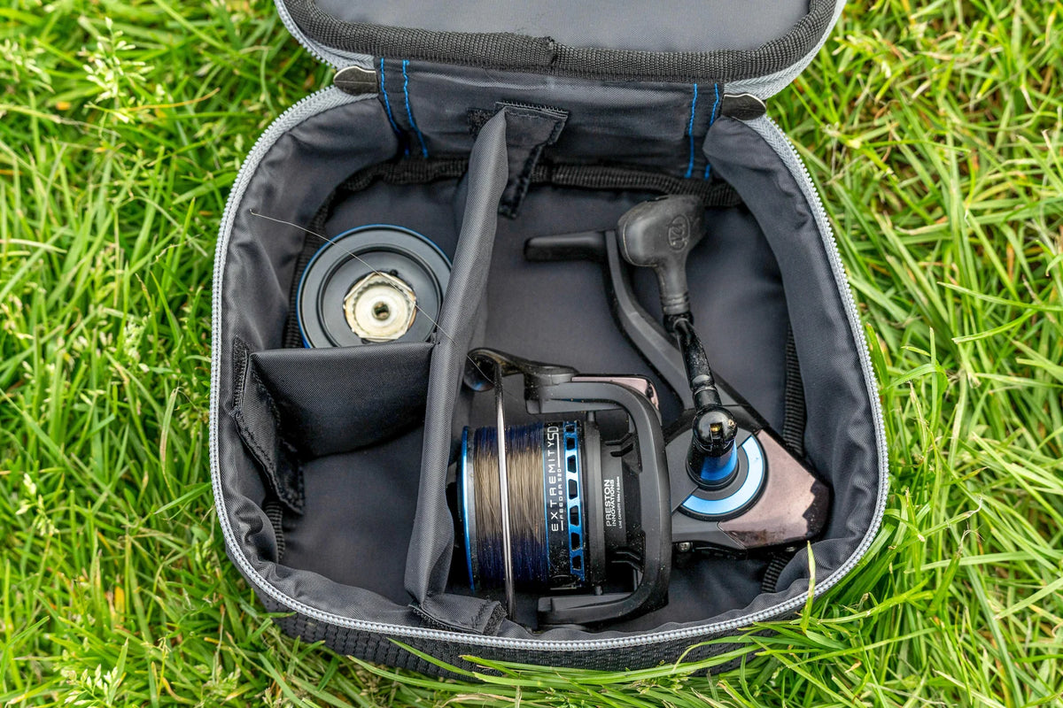 Preston Competition XS Reel Case geopend met molens en reservespoel