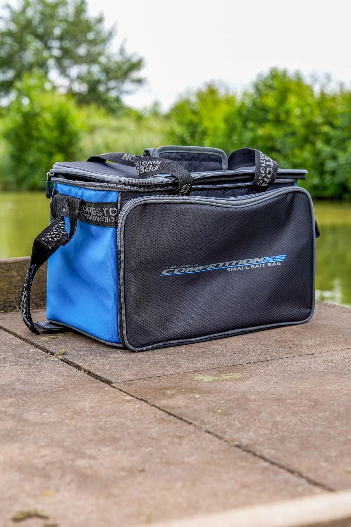 Preston Competition XS Small Bait Bag opgesteld aan de waterkant