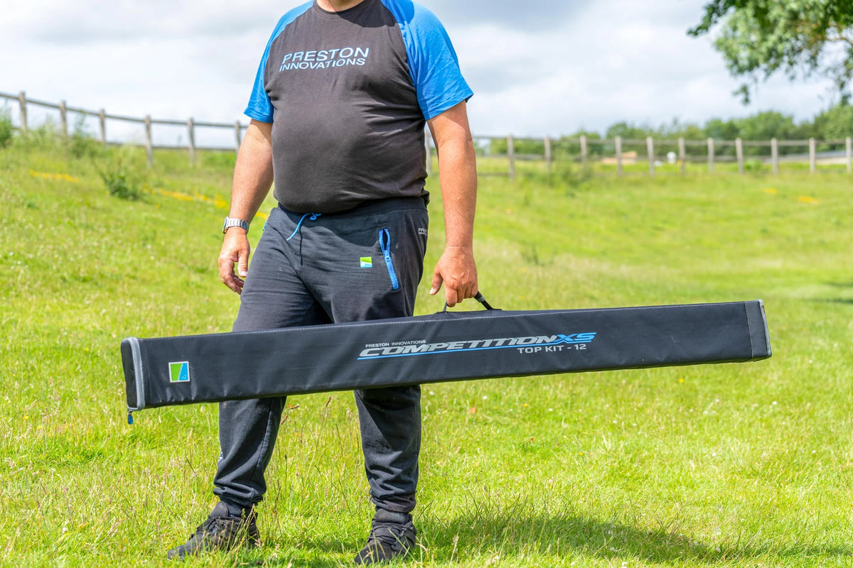 Preston Competition XS Top Kit Case Short 12 gedragen aan de waterkant