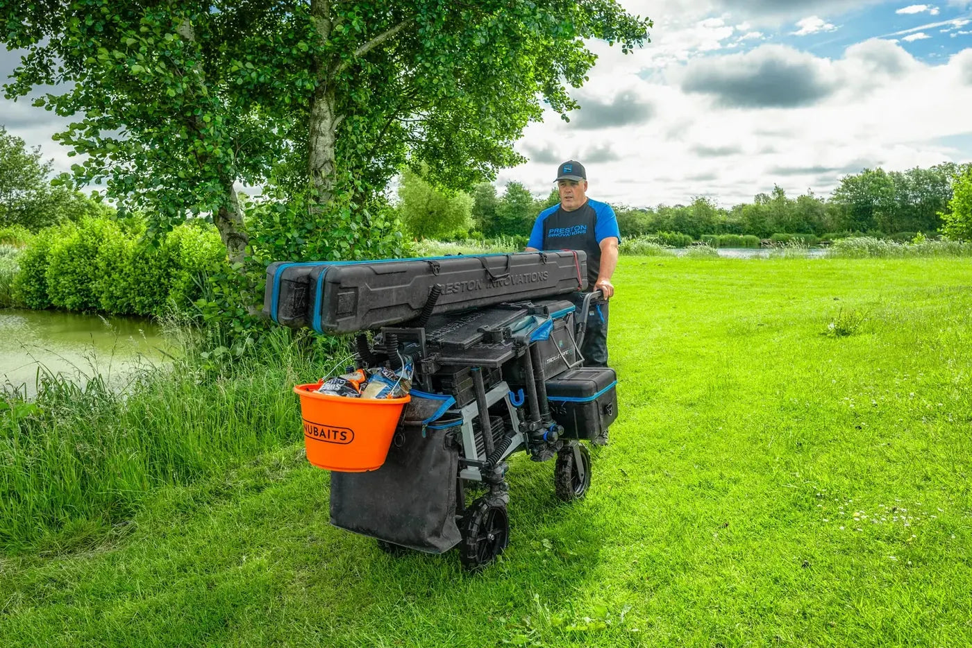 Preston Power Shuttle elektrische transportkar volledig beladen aan de waterkant