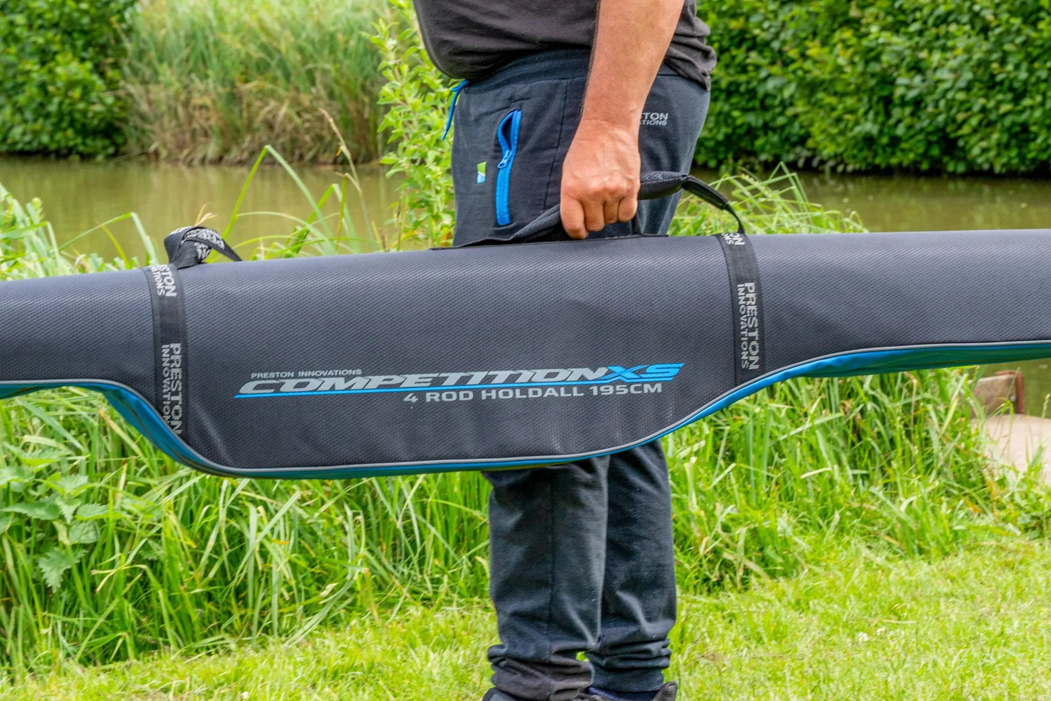 Preston Competition XS 4 Rod Holdall 195cm handgreep tijdens het dragen