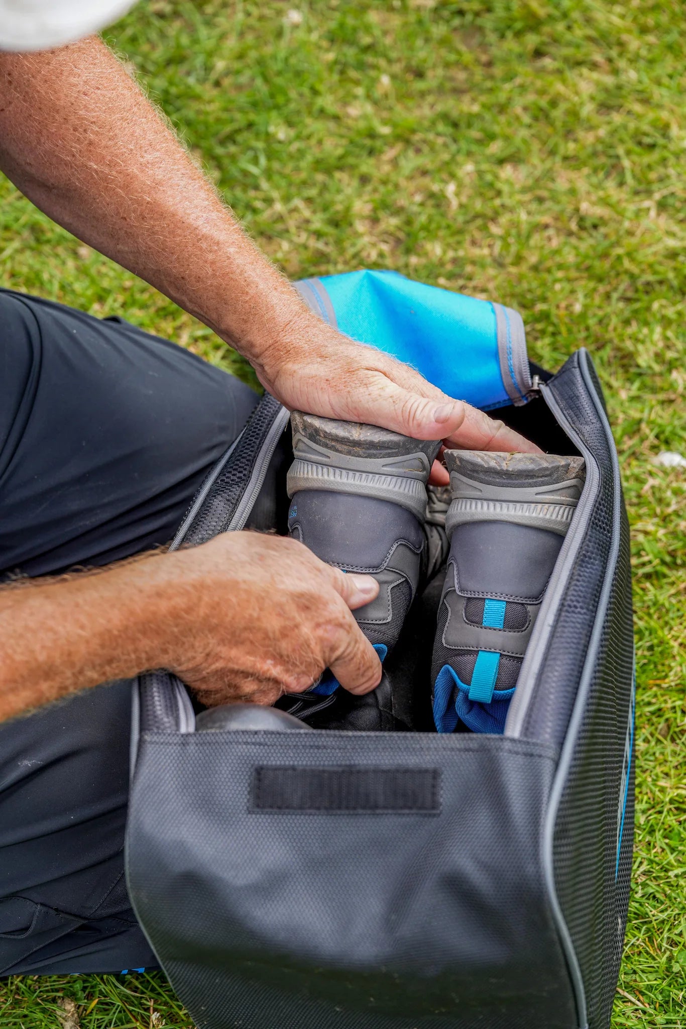 Preston Competition XS Boot Bag met laarzen in de binnenzijde