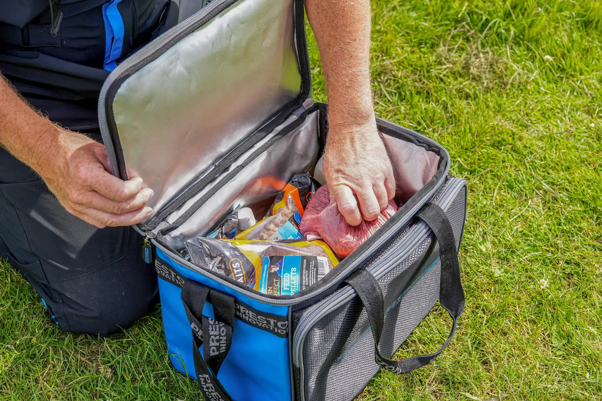 Preston Competition XS Small Bait Bag gevuld en geopend aan de waterkant