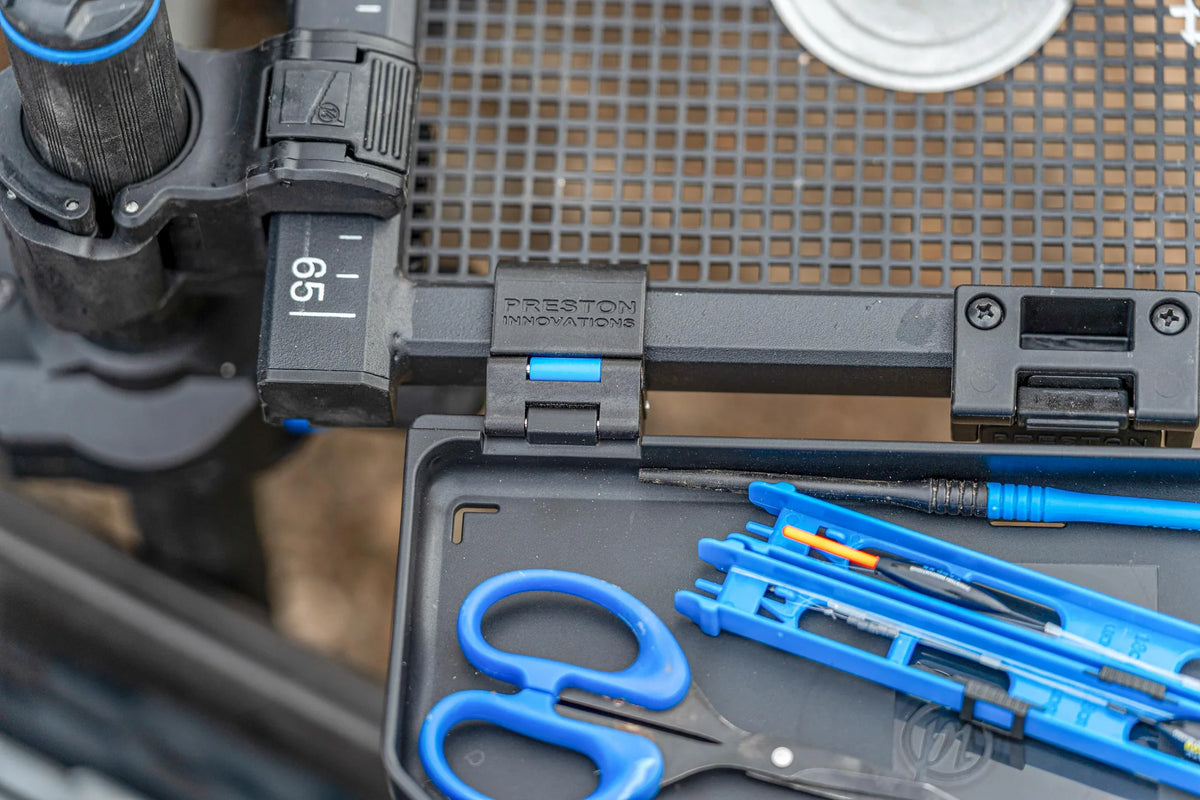 Preston Ventalite Clip On Tray gemonteerd naast een aastafel