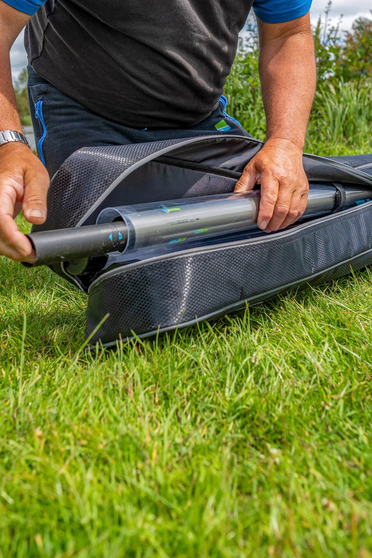 Preston Competition XS 6 Tube Holdall tijdens het inpakken van een hengelkoker