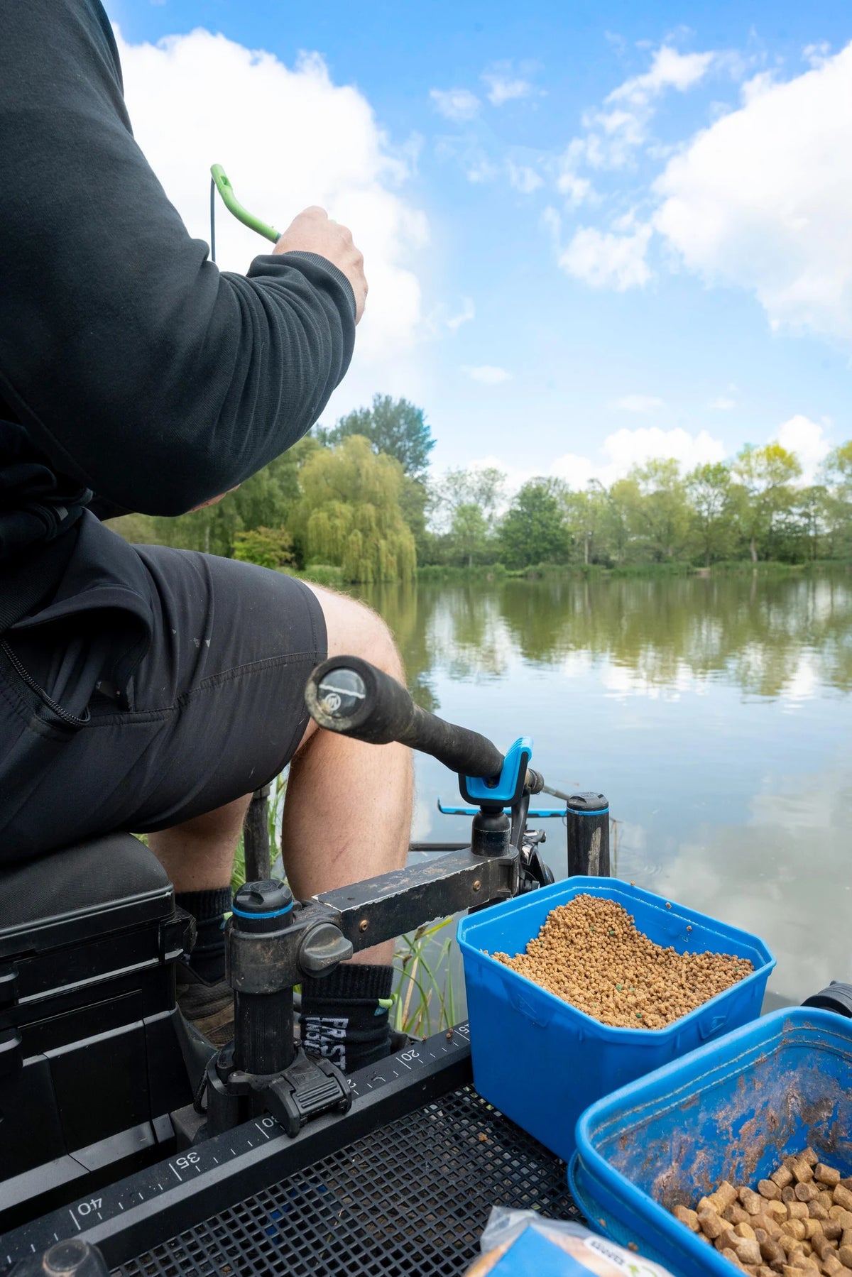 Preston Multi Gripper Rest gemonteerd op een zitkist