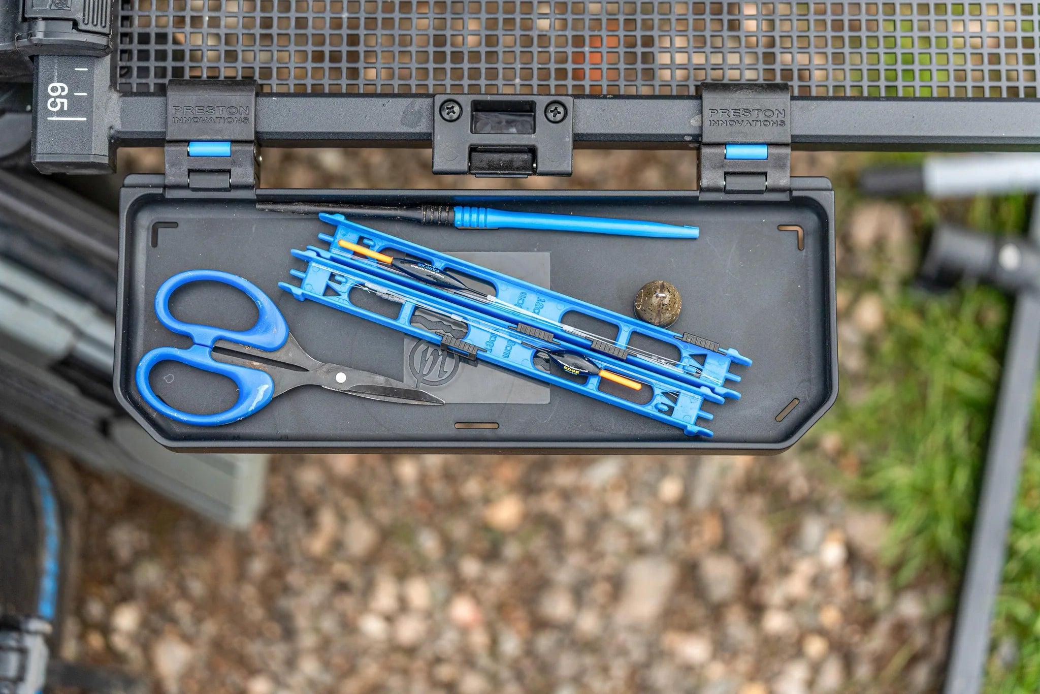 Preston Ventalite Clip On Tray bovenaanzicht met gereedschap