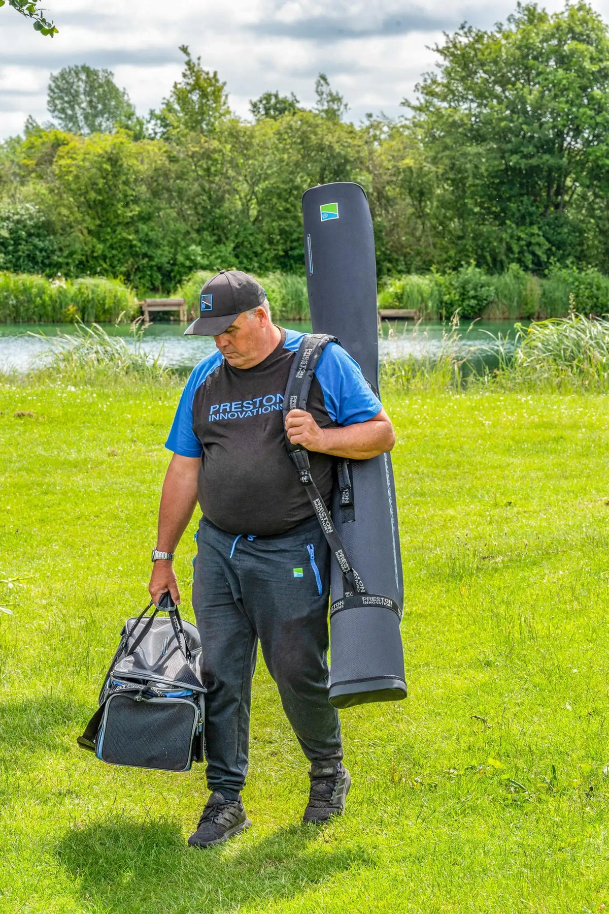 Preston Competition XS 4 Rod Holdall 165cm gedragen met bijpassende tas