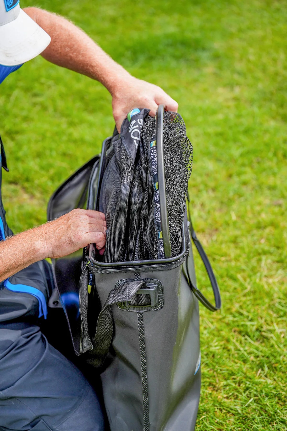 Preston Competition XS EVA Net Bag tijdens het inpakken van een net