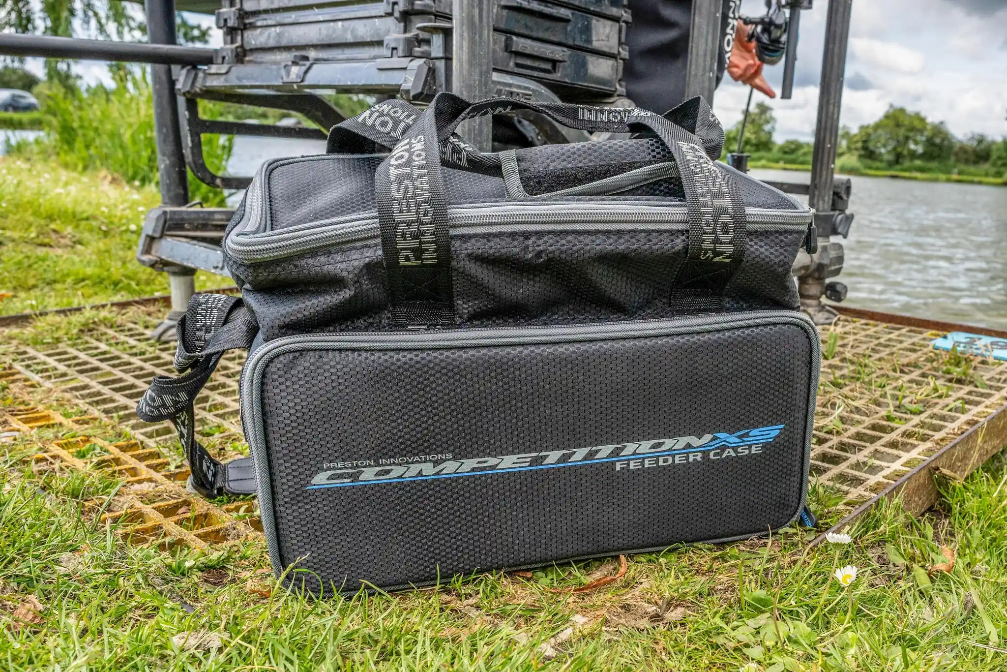 Preston Competition XS Feeder Case op het visplatform