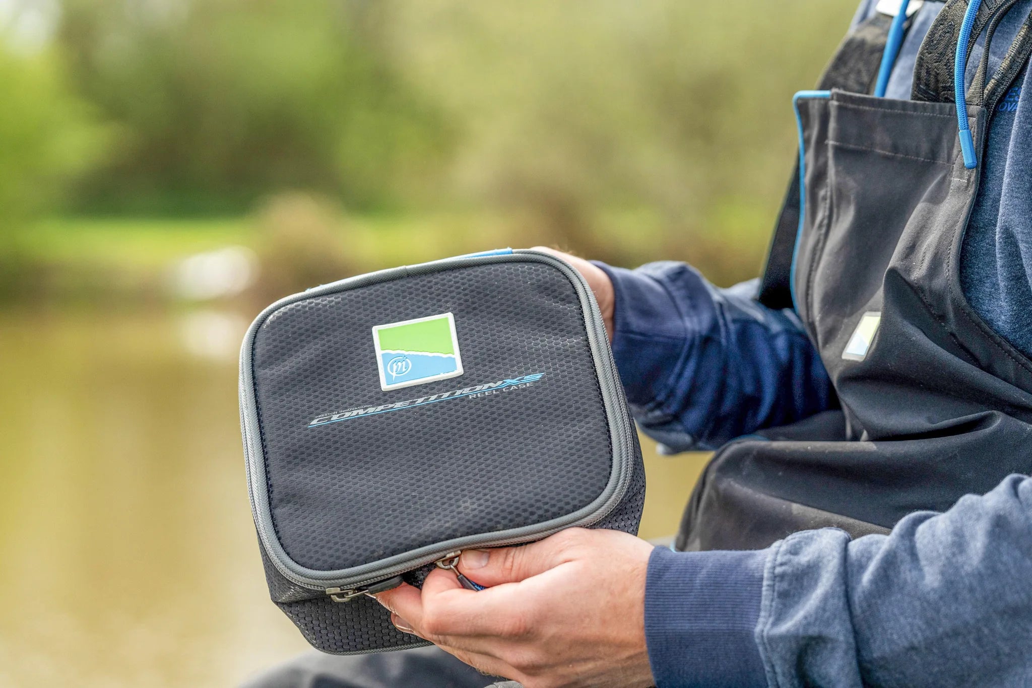 Preston Competition XS Reel Case vastgehouden aan de waterkant