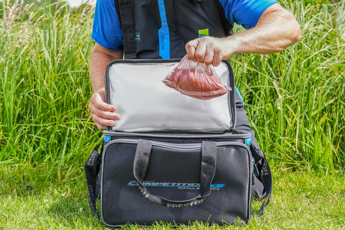 Preston Competition XS Small Bait Bag tijdens het inpakken van aas