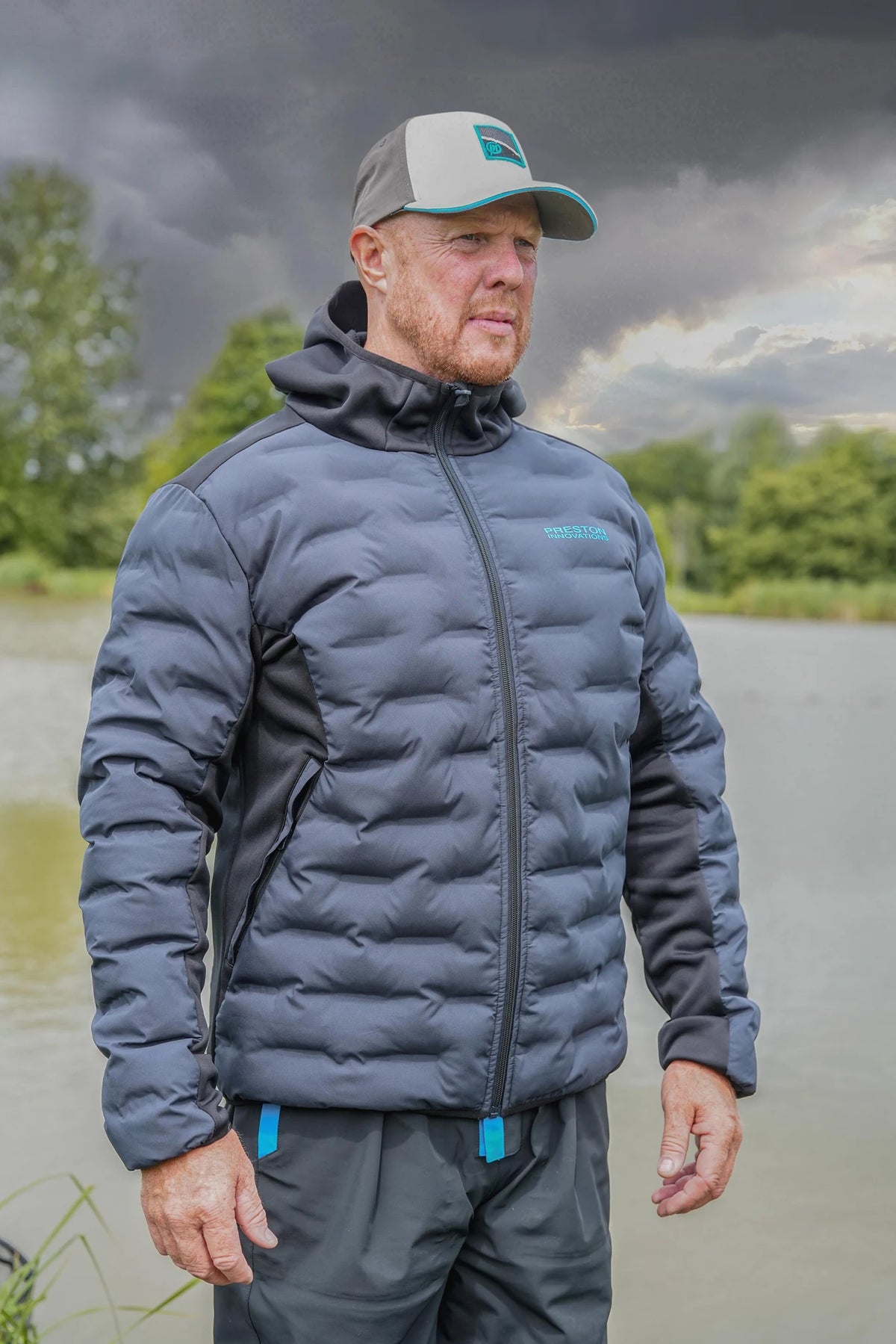 Preston DuraTech Hybrid Jacket zijaanzicht aan de waterkant