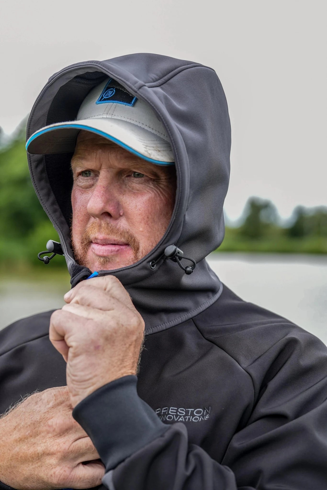 Preston Softshell Jacket capuchon gedragen aan de waterkant