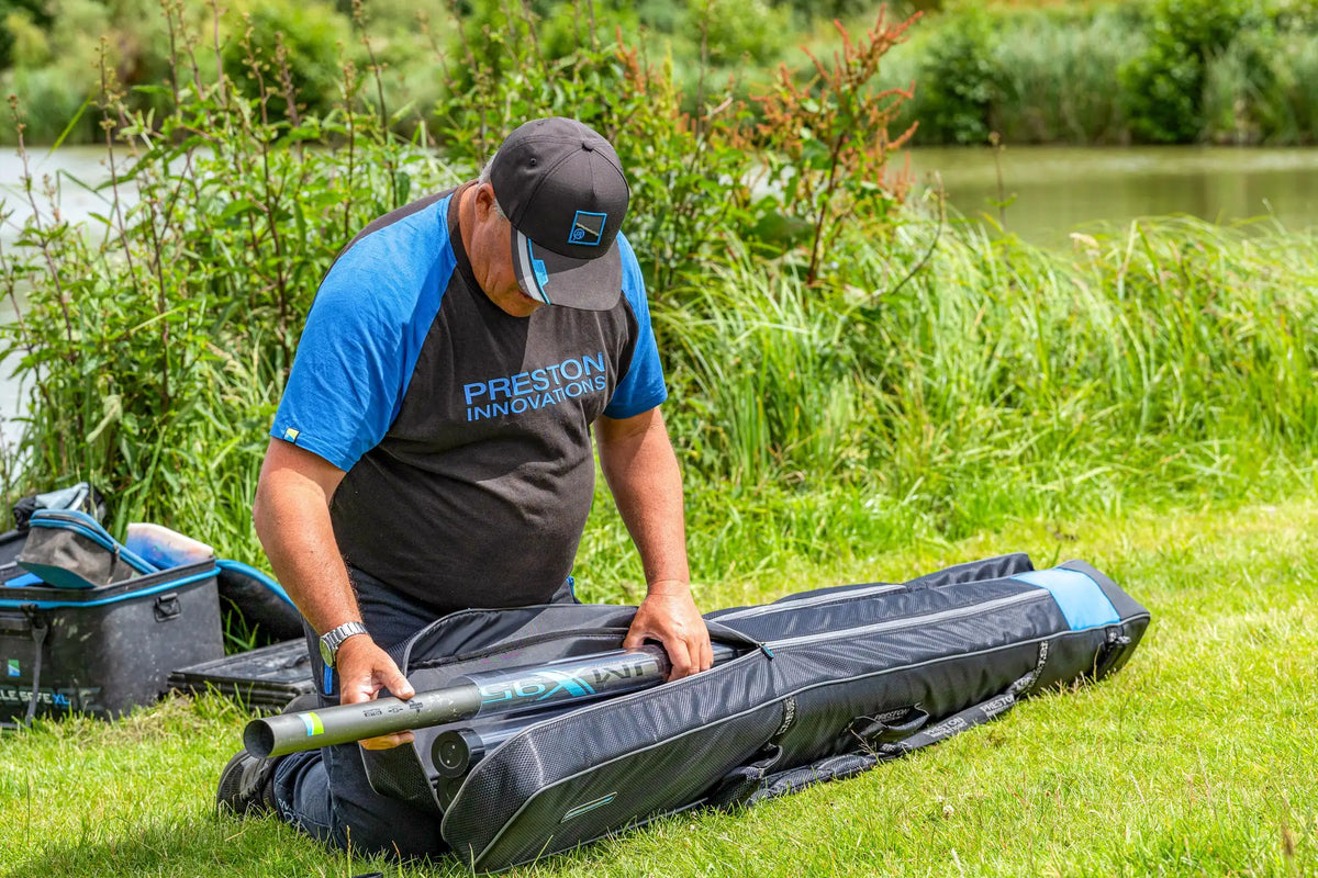 Preston Competition XS 6 Tube Holdall geopend aan de waterkant