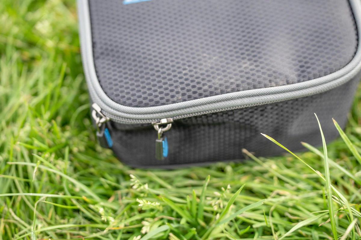 Preston Competition XS Reel Case detail van de rits in gebruik
