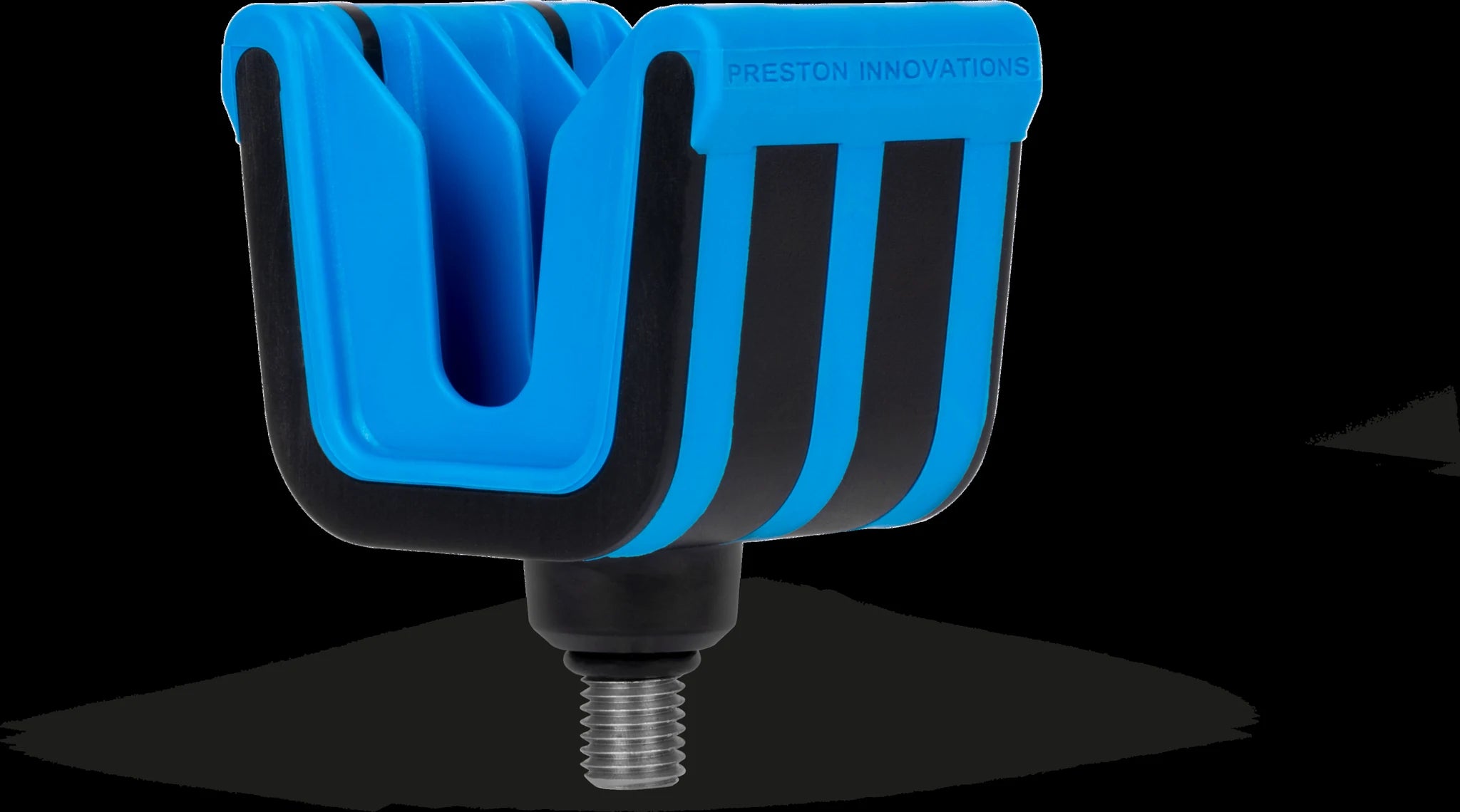 Preston Multi Gripper Rest schuin rechts op zwarte achtergrond