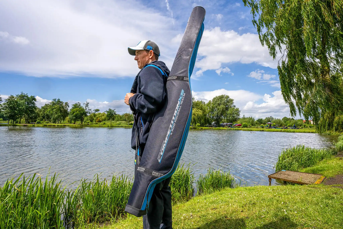 Preston Competition XS 4 Rod Holdall 195cm gedragen aan de waterkant