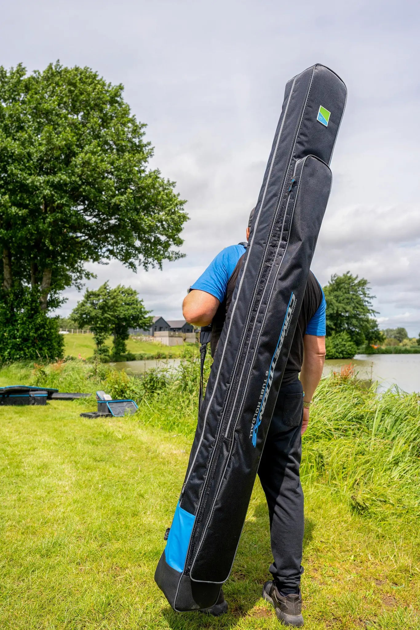 Preston Competition XS 6 Tube Holdall gedragen met schouderband