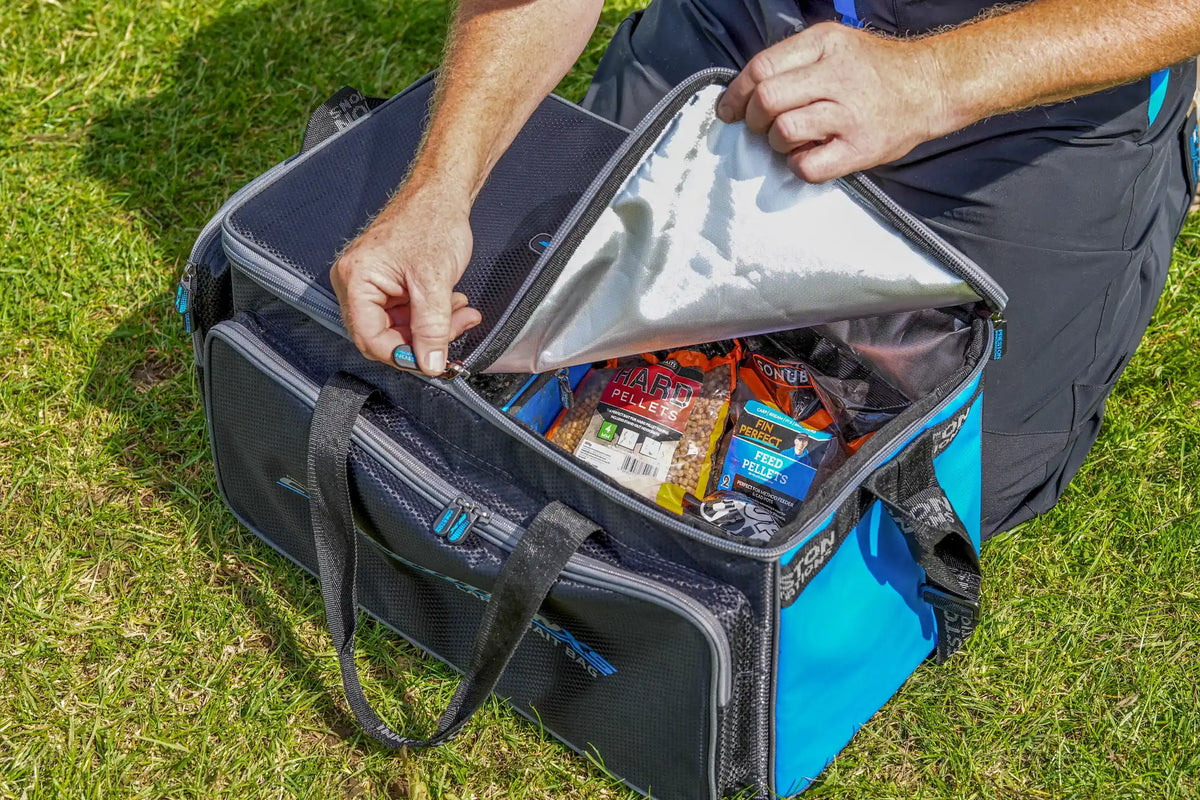 Preston Competition XS Large Bait Bag tijdens het inpakken van aas
