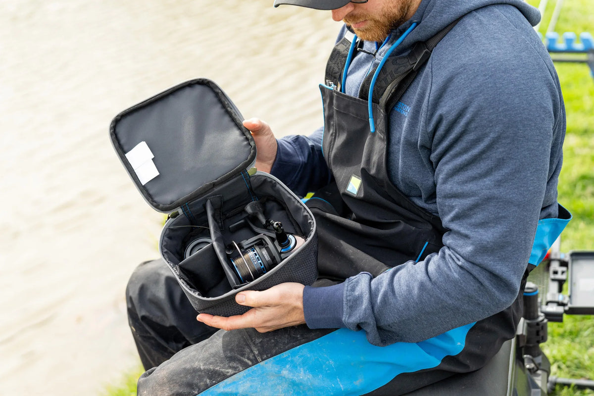 Preston Competition XS Reel Case geopend op schoot