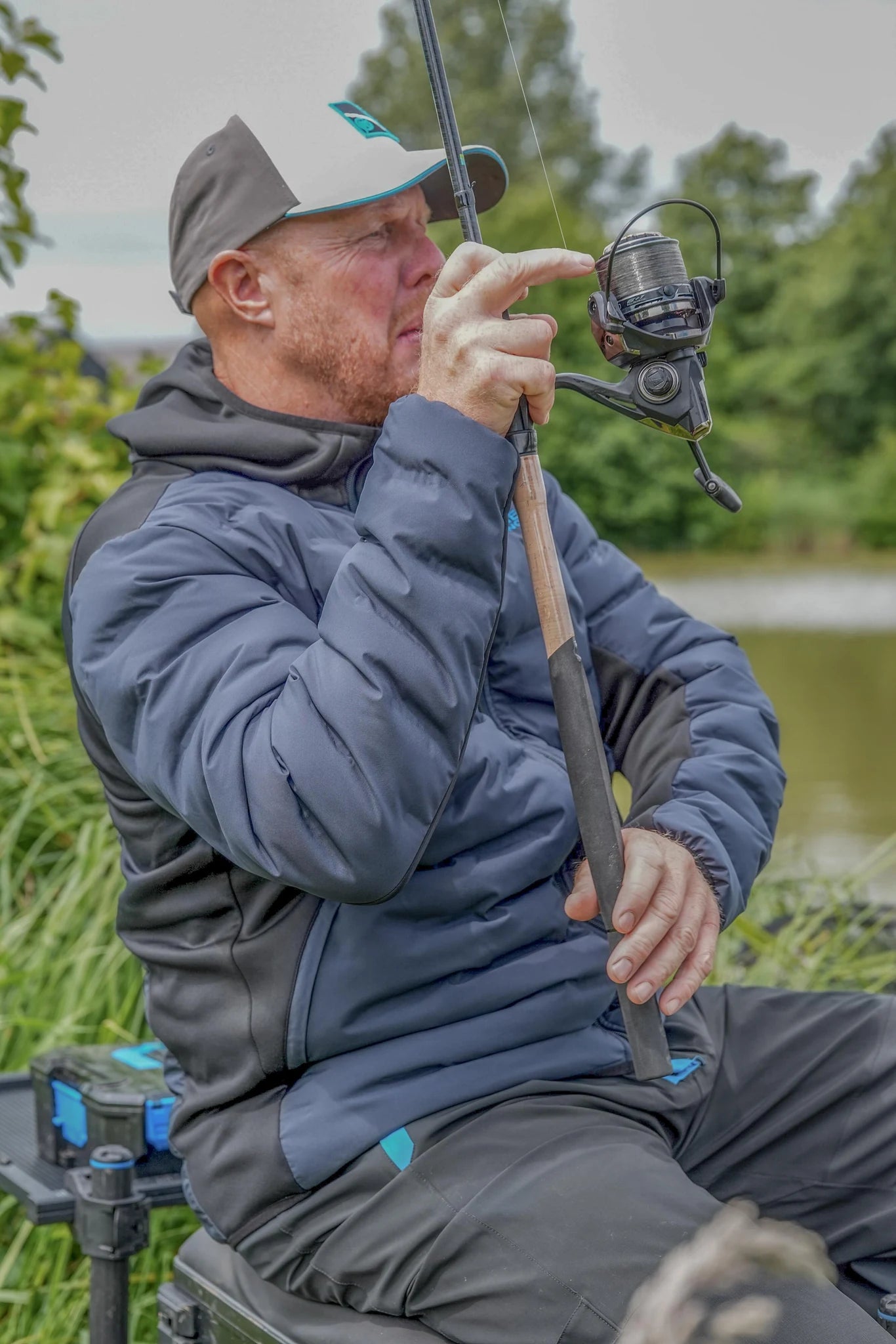 Preston DuraTech Hybrid Jacket gedragen tijdens het vissen