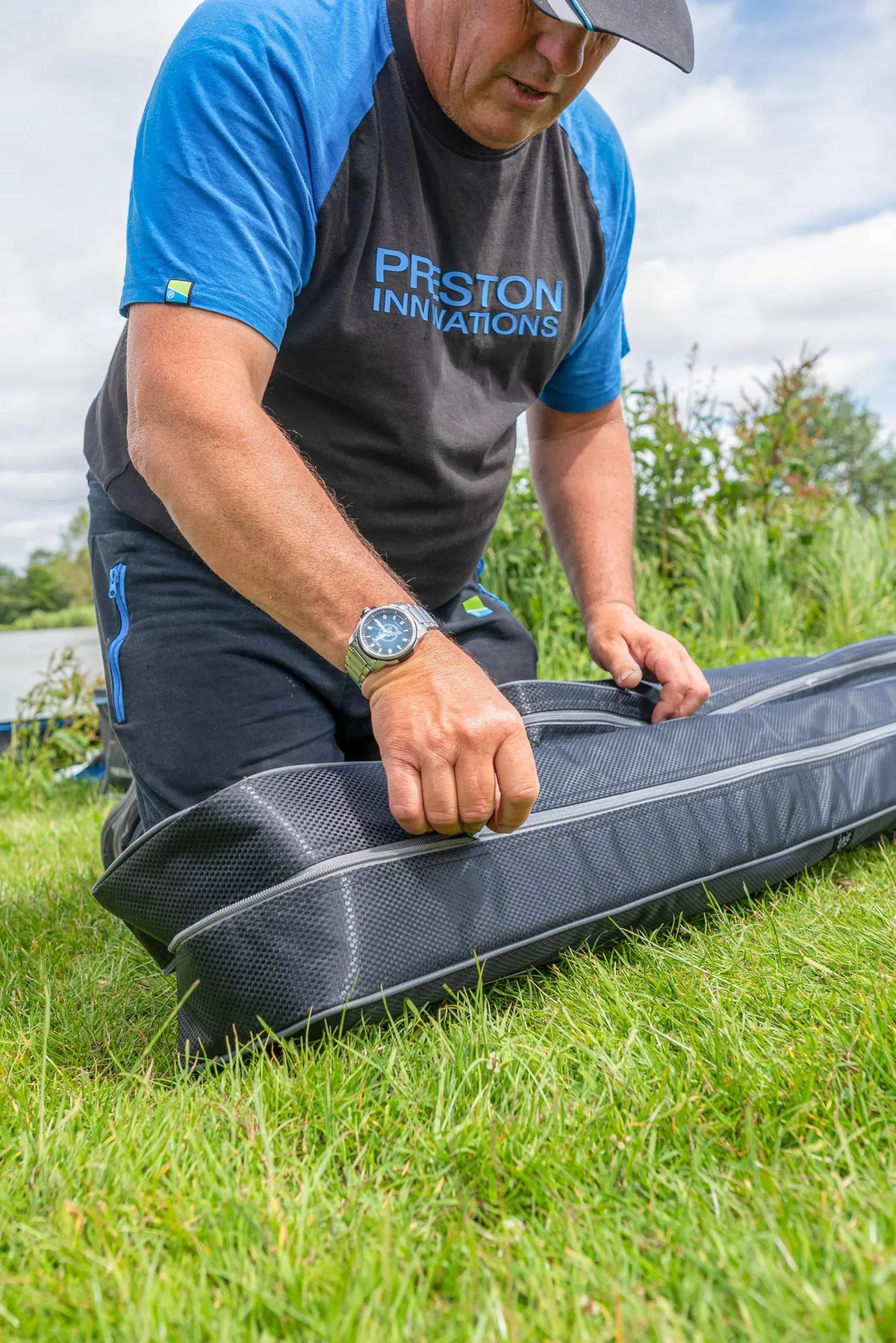 Preston Competition XS 6 Tube Holdall tijdens het sluiten