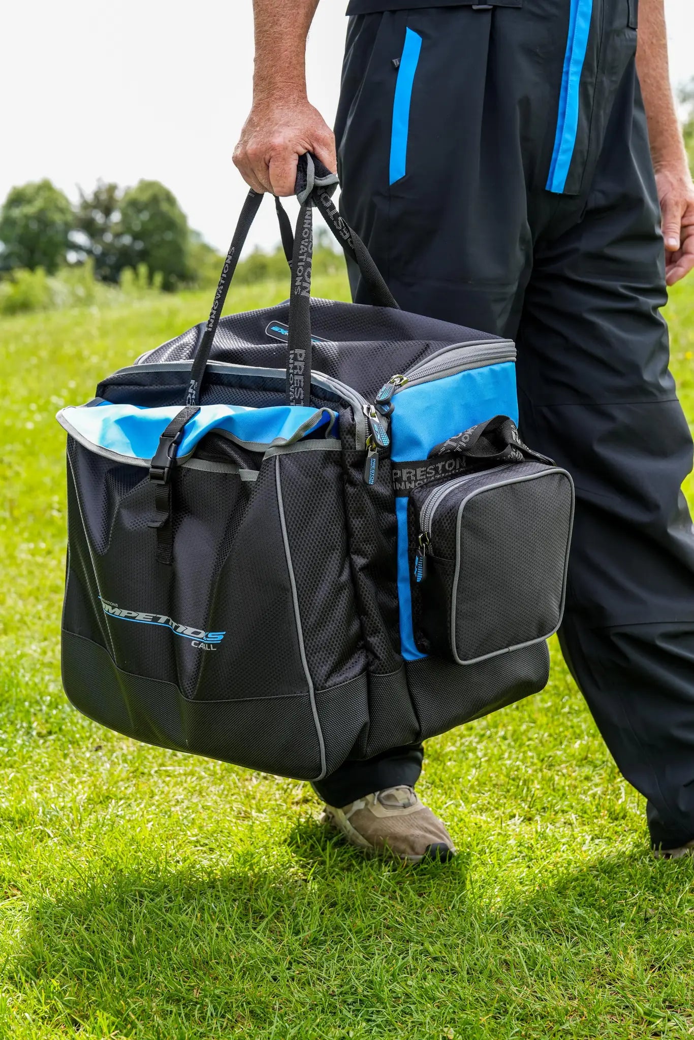 Preston Competition XS Carryall gedragen aan de handgrepen