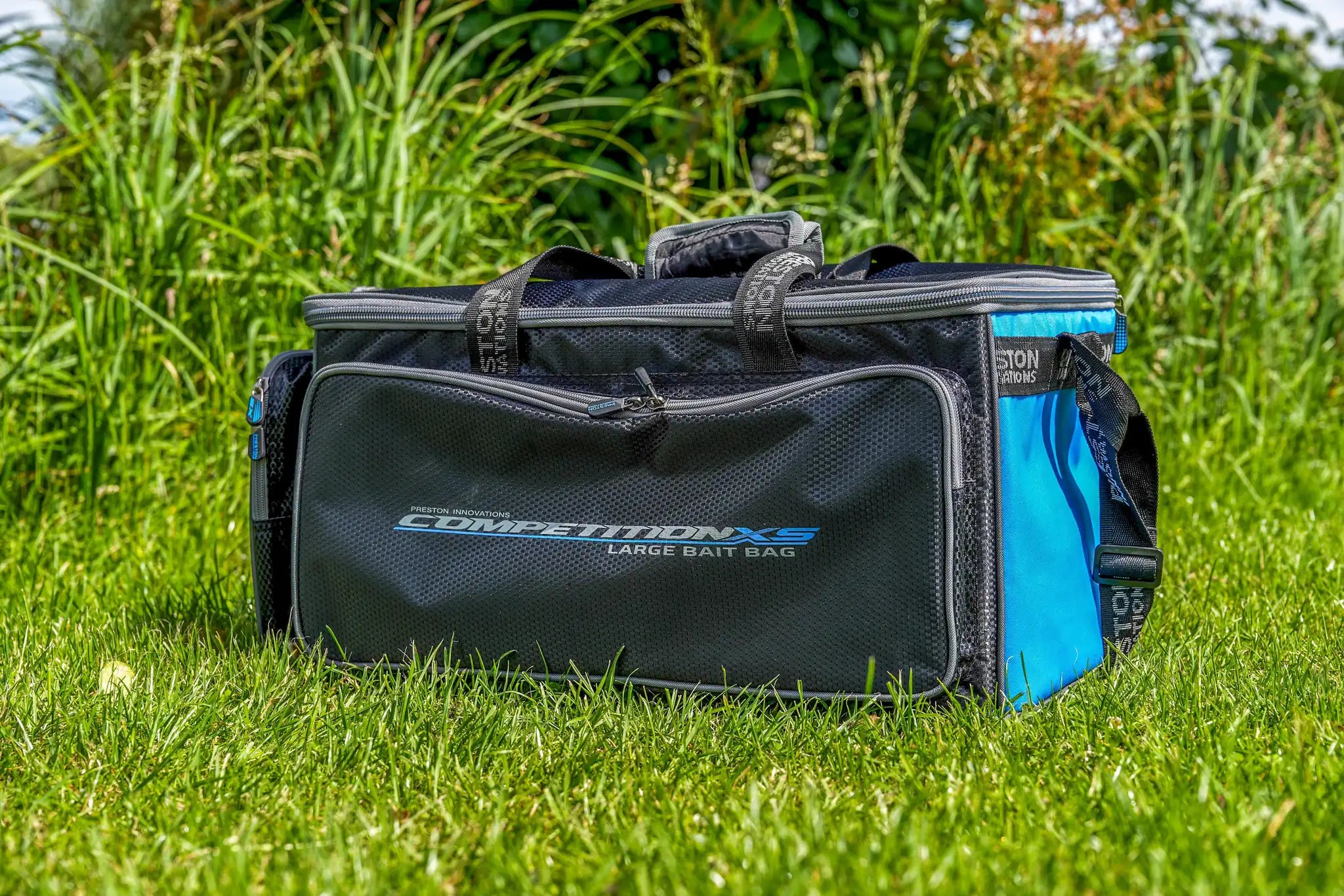 Preston Competition XS Large Bait Bag opgesteld aan de waterkant