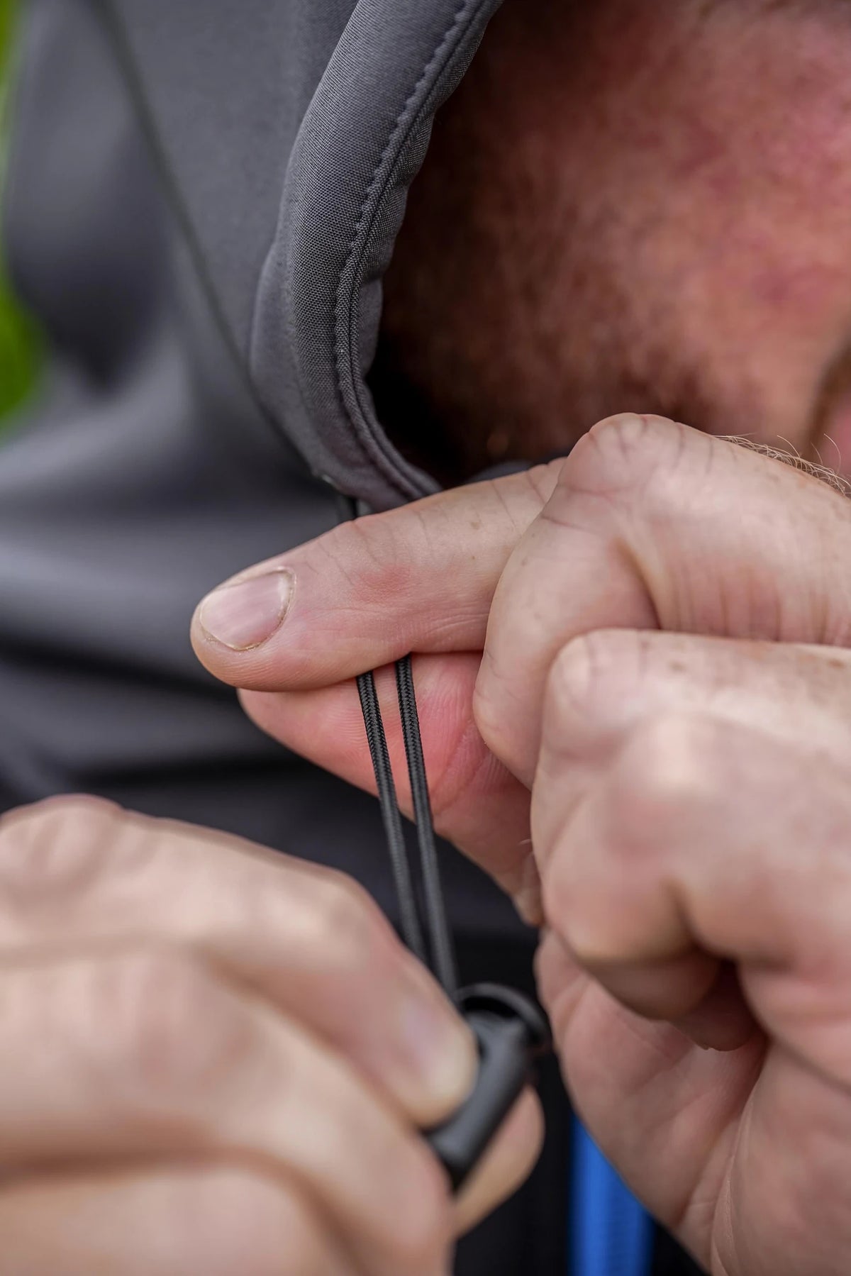 Preston Softshell Jacket detail van het verstelkoord van de capuchon