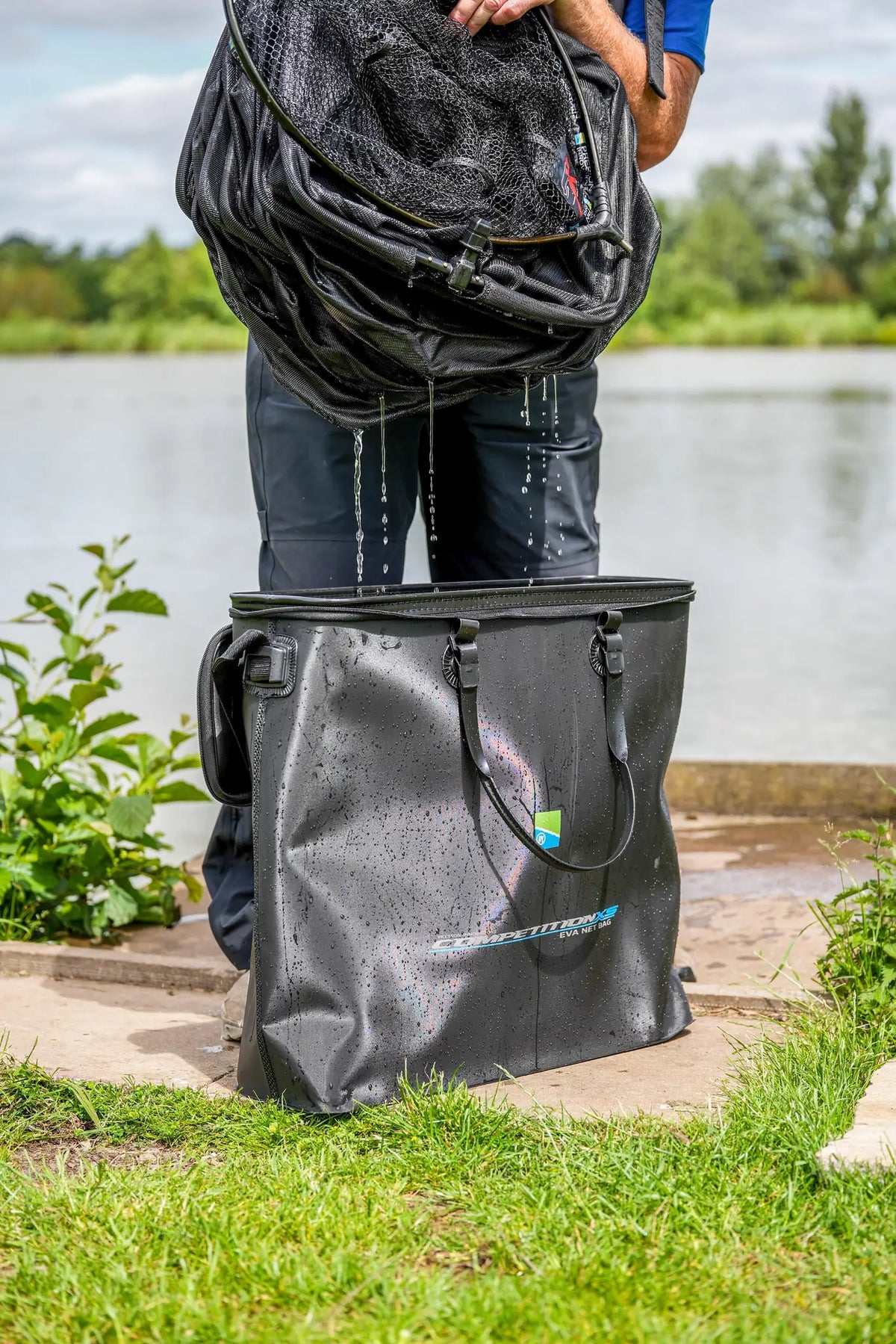 Preston Competition XS EVA Net Bag tijdens het uitnemen van een net