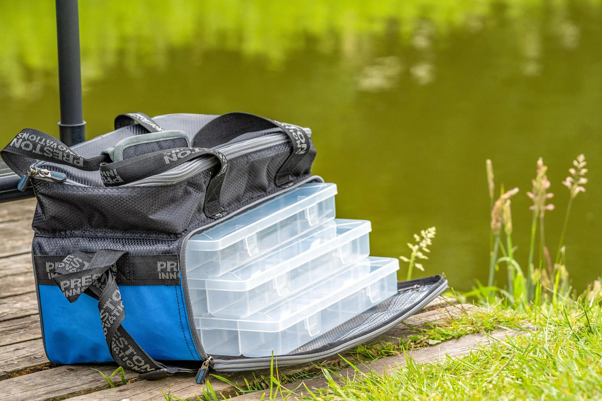 Preston Competition XS Feeder Case met uitgeschoven opbergdozen