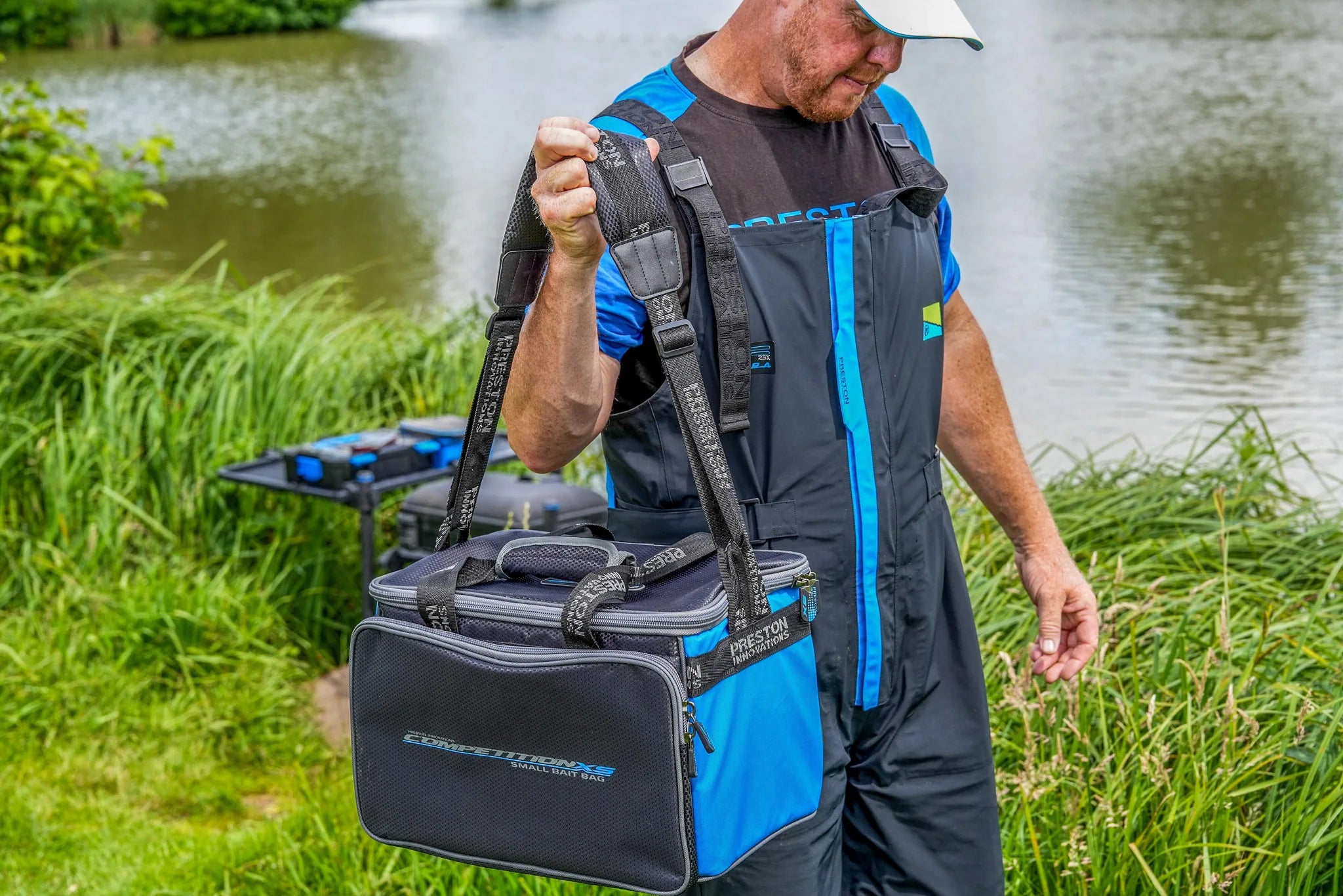 Preston Competition XS Small Bait Bag gedragen met de schouderband