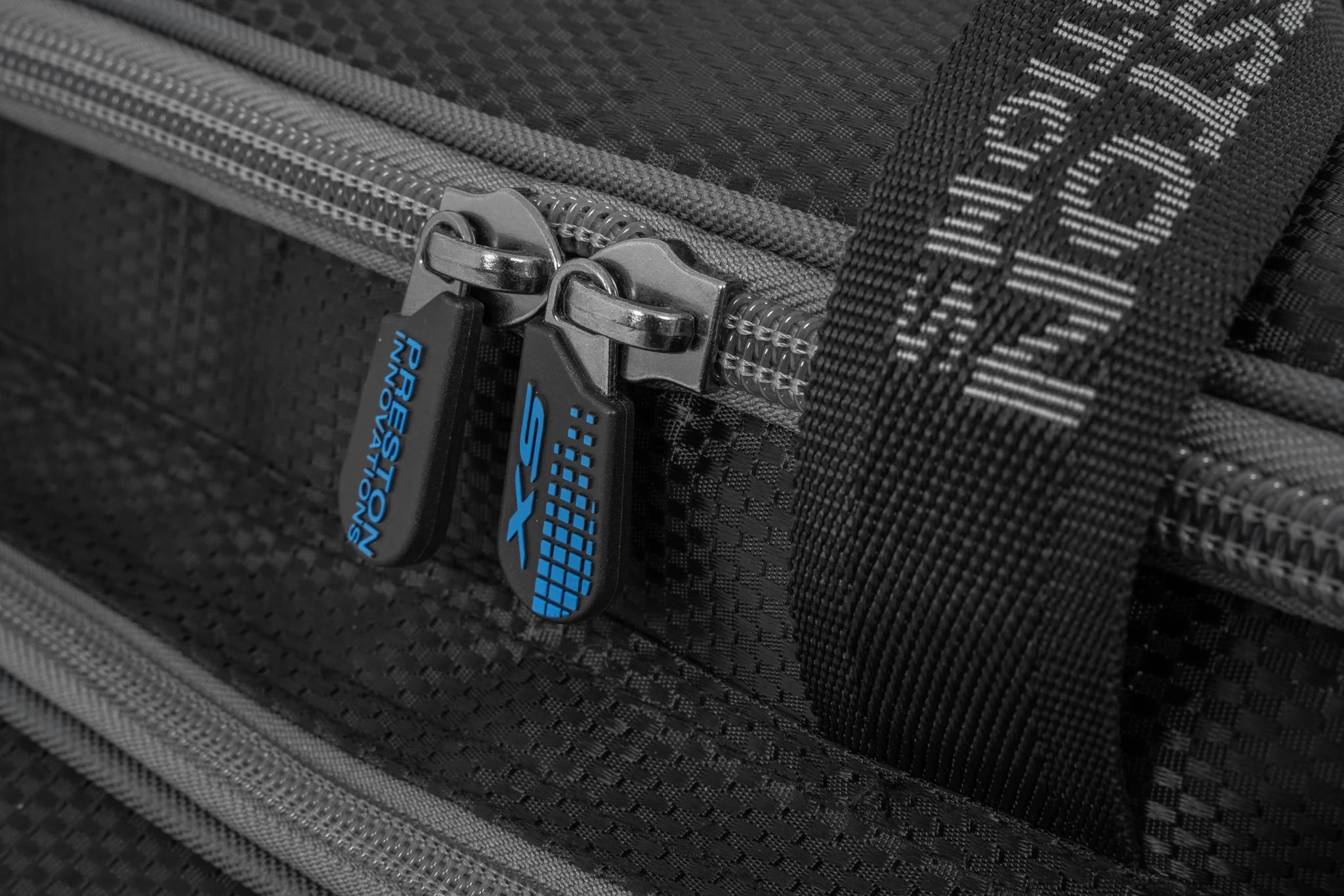 Preston Competition XS Commercial Carryall detail van de dubbele ritsen