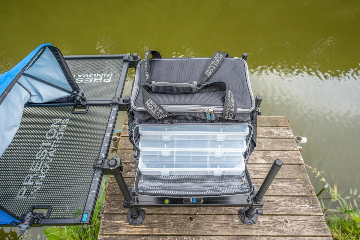 Preston Competition XS Feeder Case met alle opbergdozen uitgestald