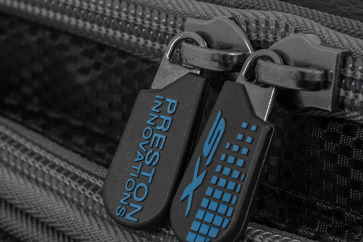 Preston Competition XS Small Bait Bag detail van de dubbele ritsen