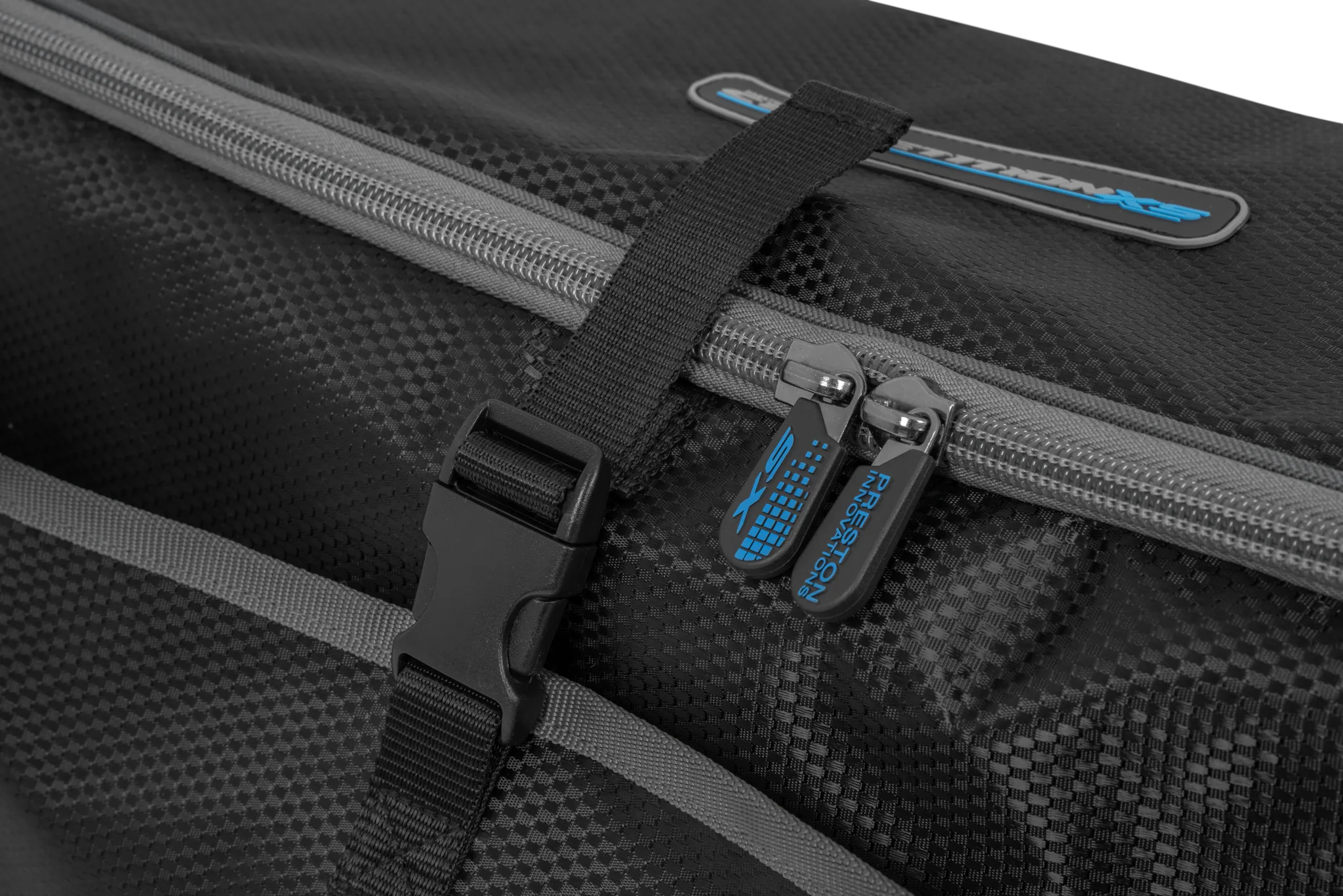 Preston Competition XS Double Net Bag detail van rits en sluitgesp