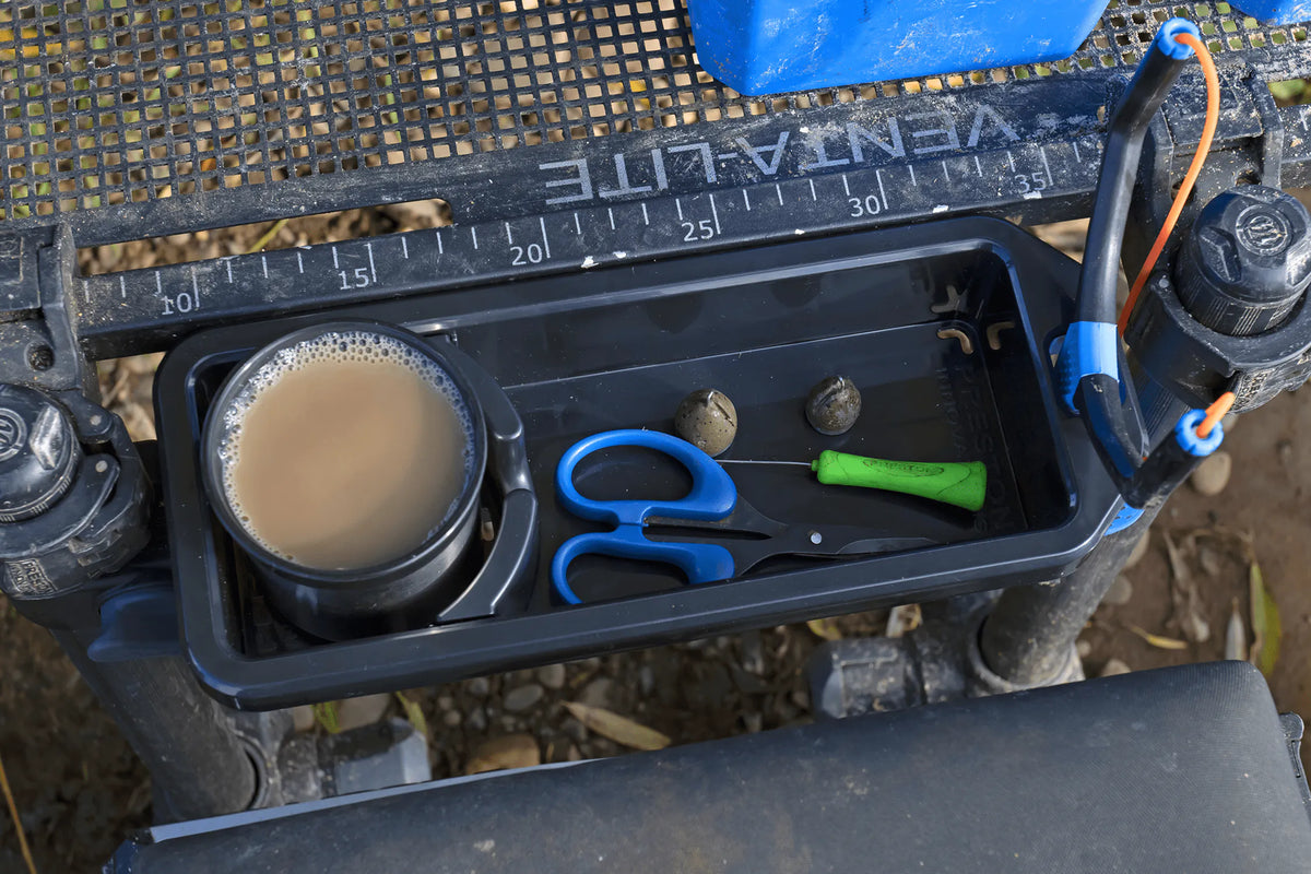 Preston Offbox Accessory Tray gemonteerd aan een zitkist met beker, schaar en klein materiaal