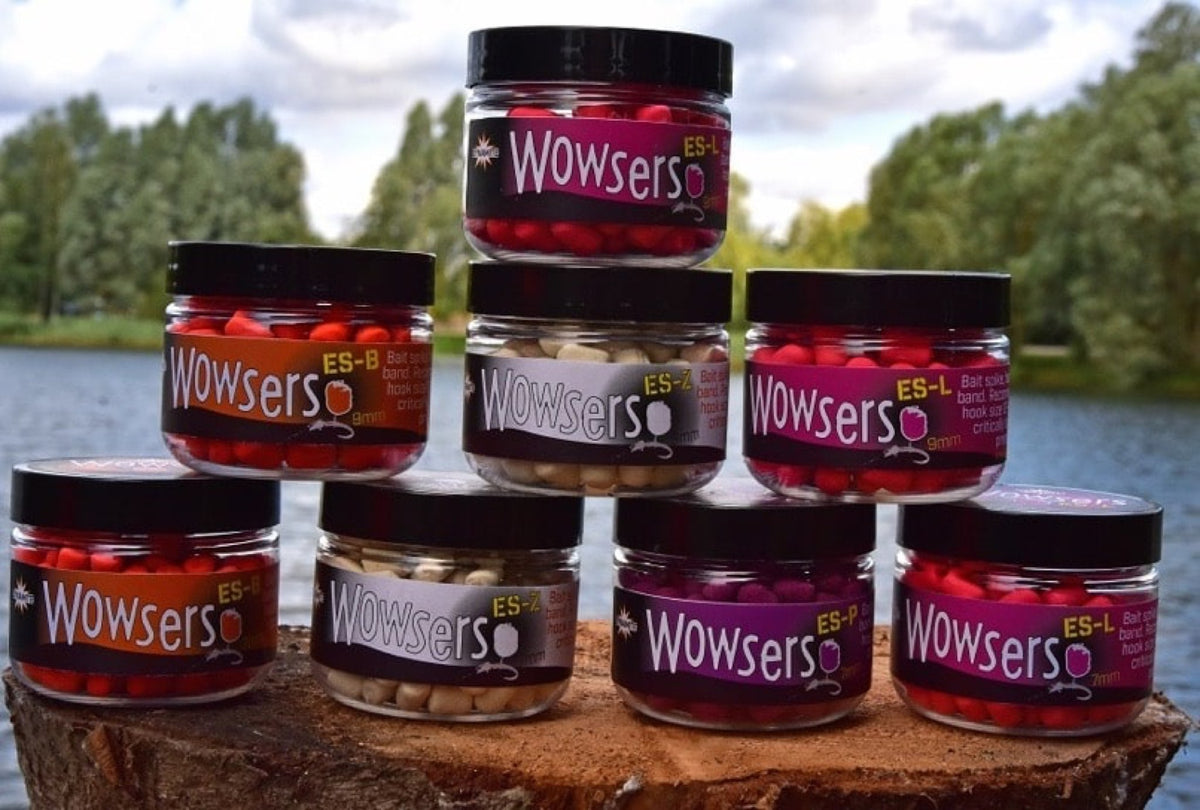 Dynamite Baits Wowsers gestapelde potjes aan het water