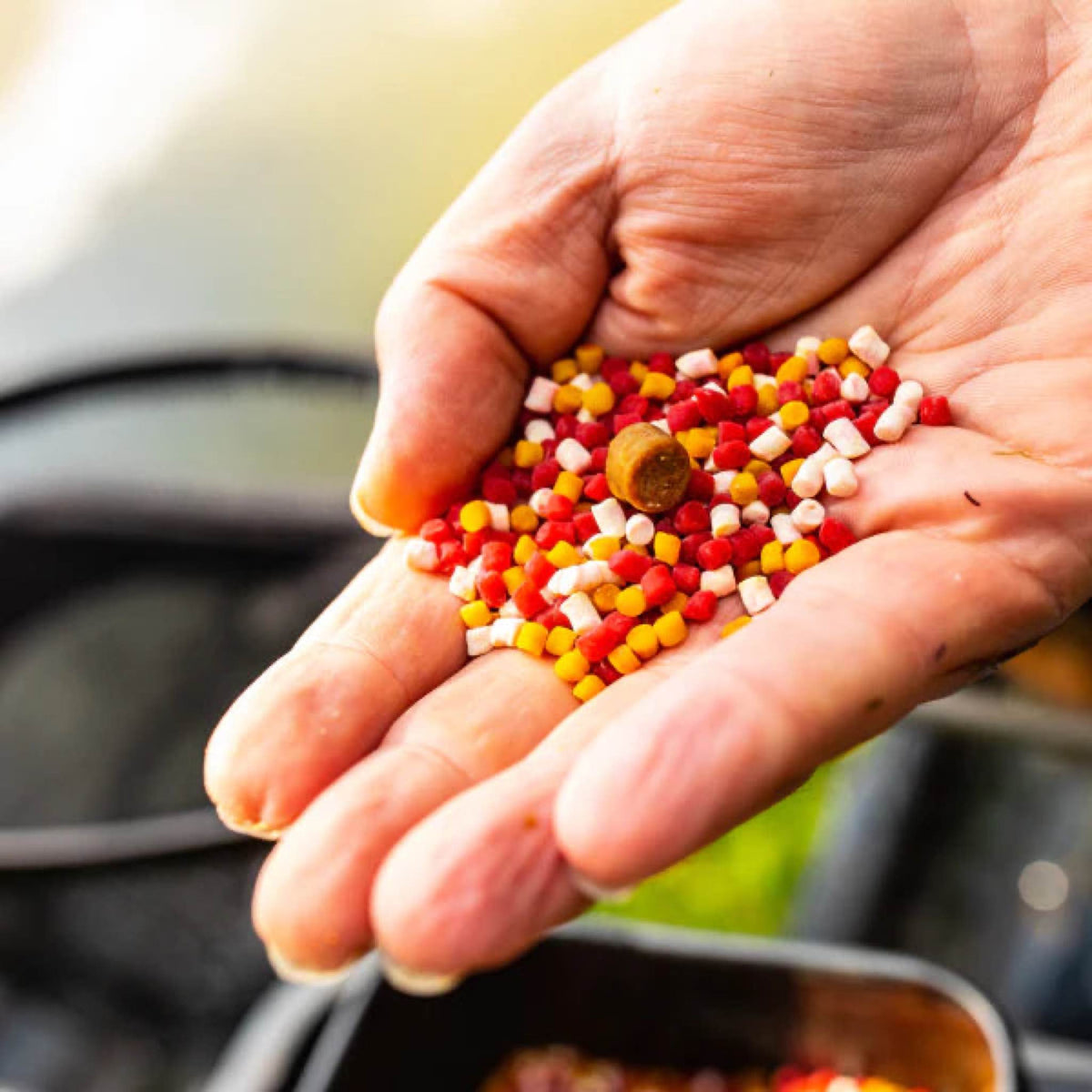 Fjuka Fatboys gemengde pellets in de hand