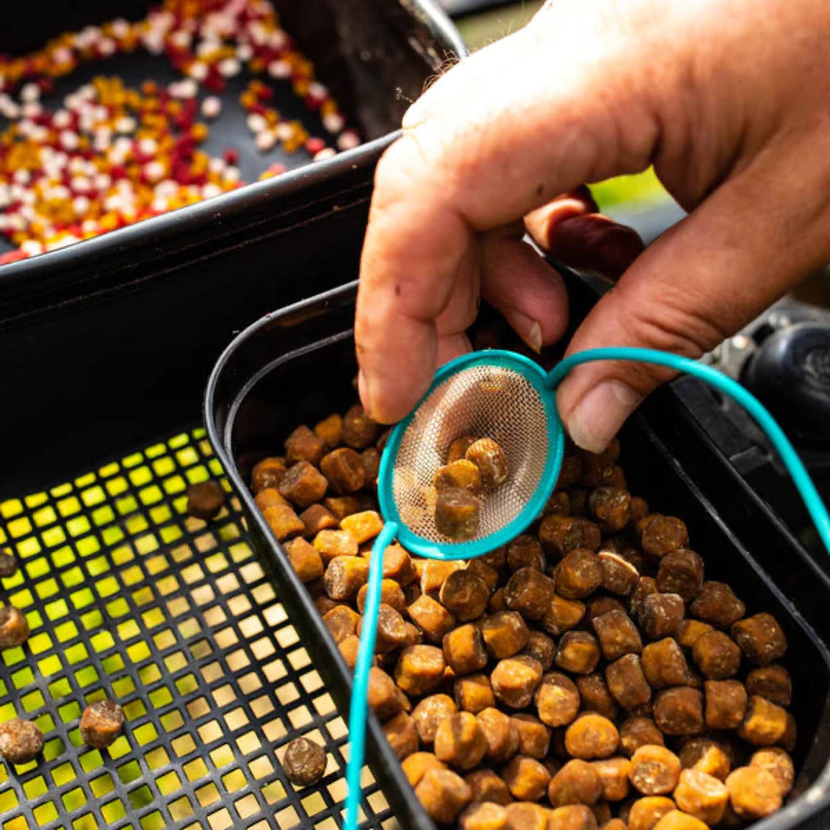 Fjuka Fatboys Natural pellets in een voerschep