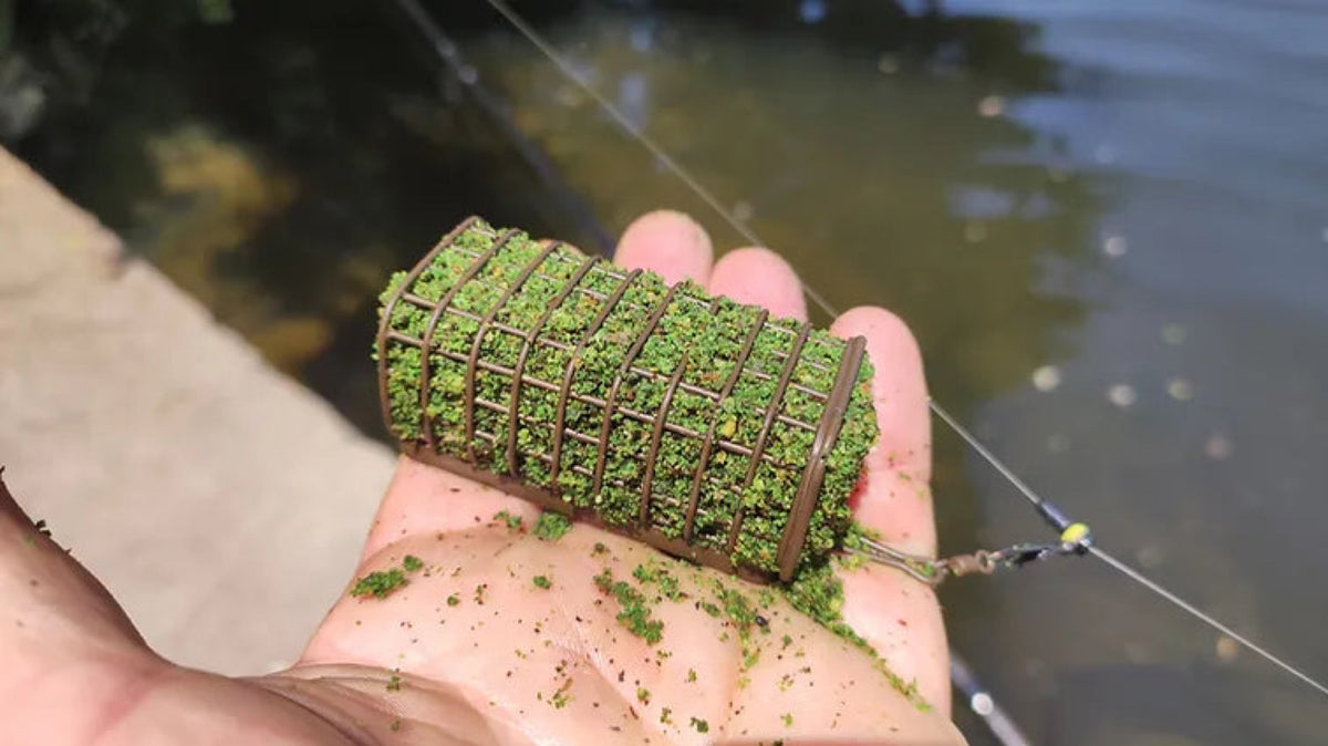 Fun Fishing Power Crunchy 2kg gevulde feederkorf met Green Pellets grondvoer