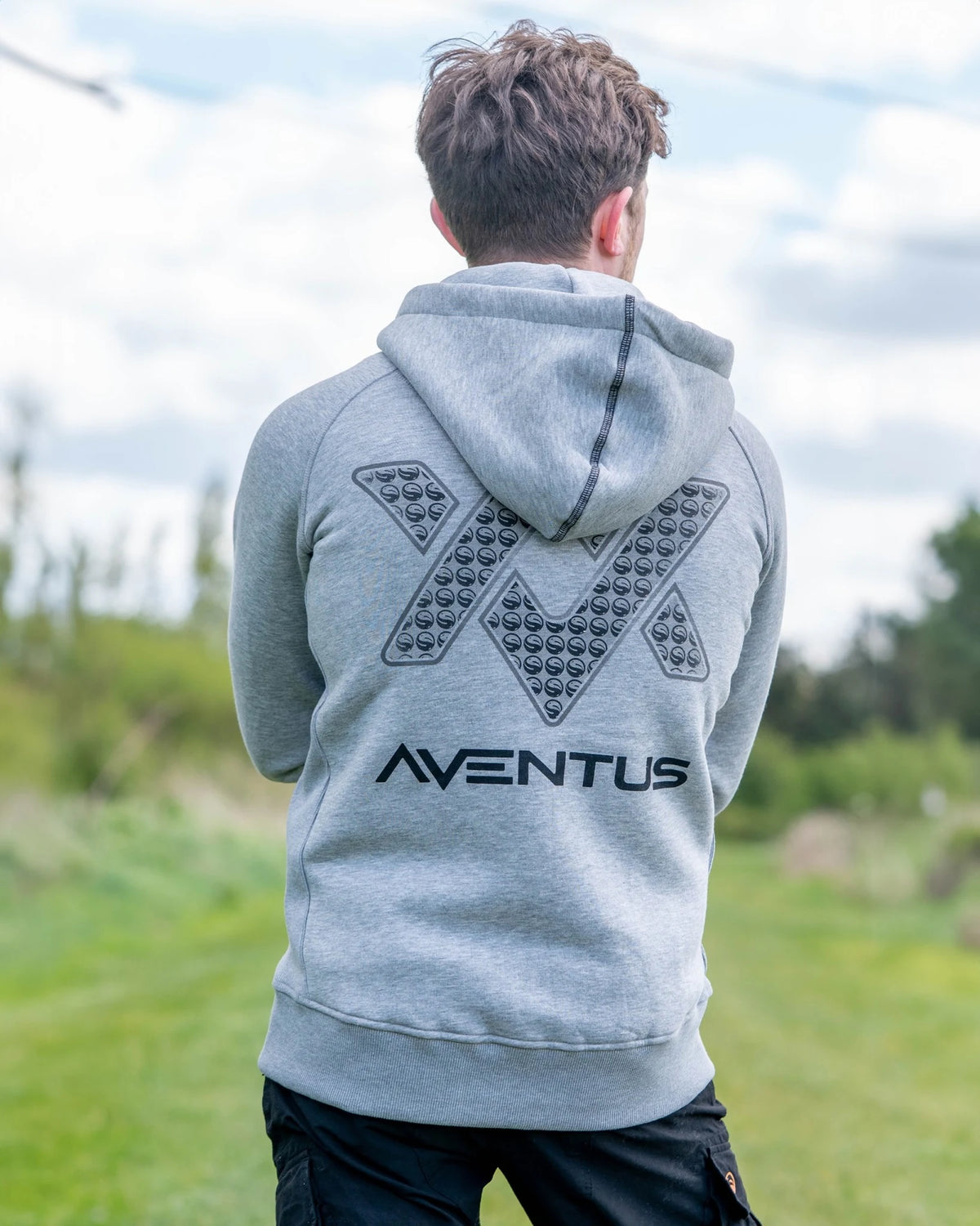 Guru Aventus Hoodie Grey, gedragen achteraanzicht met Aventus-rugmotief en capuchon