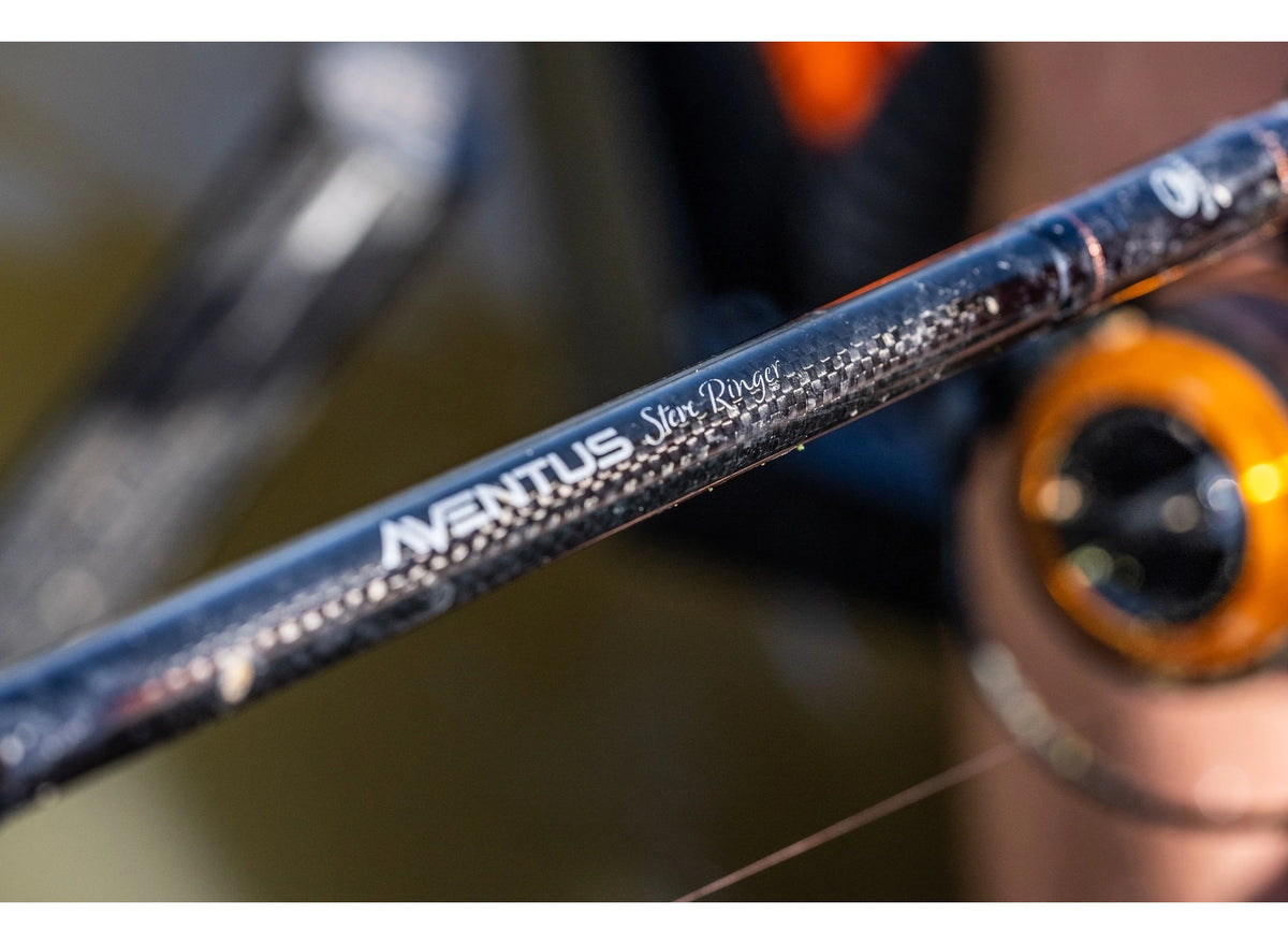 Guru Aventus SR Light Feeder, detail van Aventus SR-markering op de blank