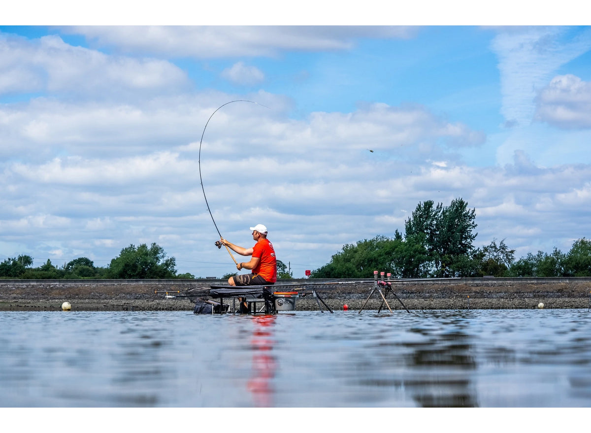 Guru Aventus SR Light Feeder, hengel in gebruik aan het water