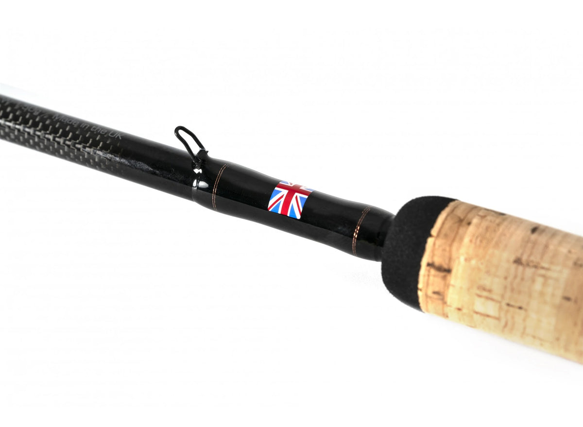 Guru Aventus SR Light Feeder, detail van carbon blank, vlag en kurken greep