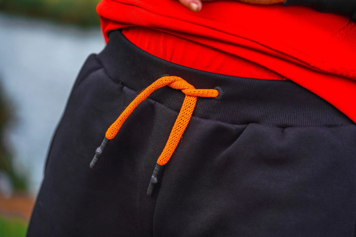 Guru Black Joggers – detail van oranje taillekoord