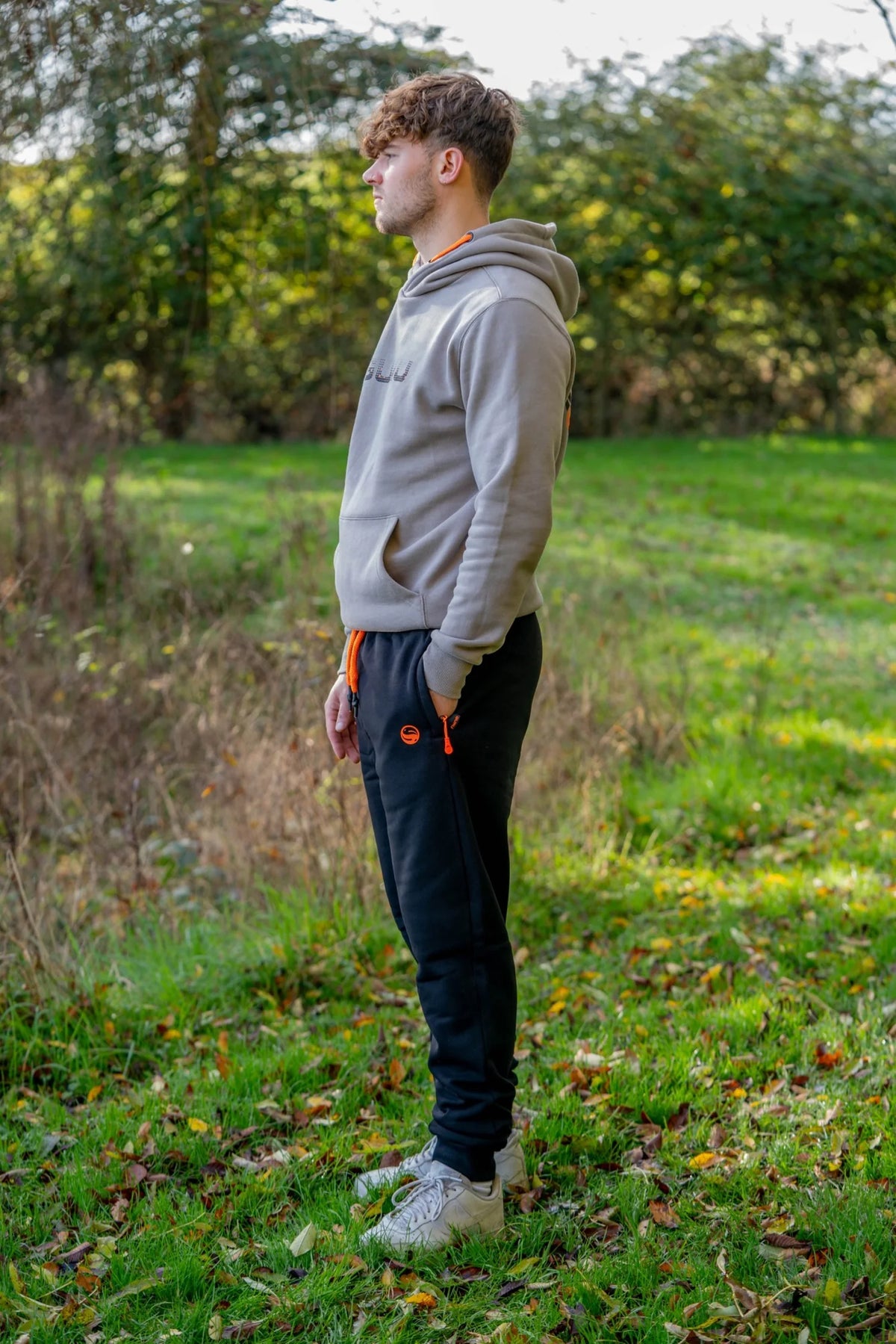 Guru Black Joggers – gedragen zijaanzicht met grijze hoodie