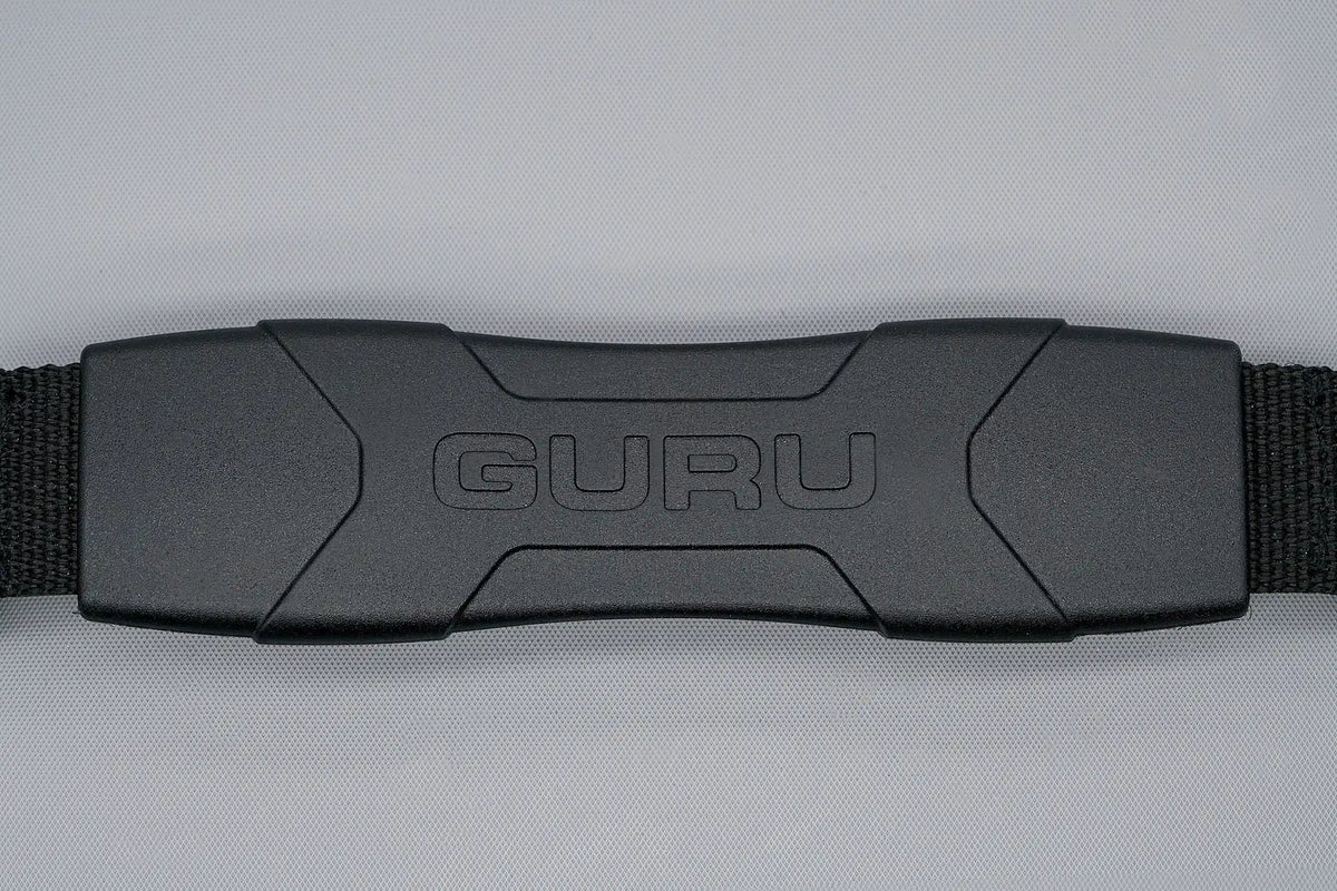 Guru Fusion Mini Cool Bag – detail van het zwarte handvat met Guru-opdruk