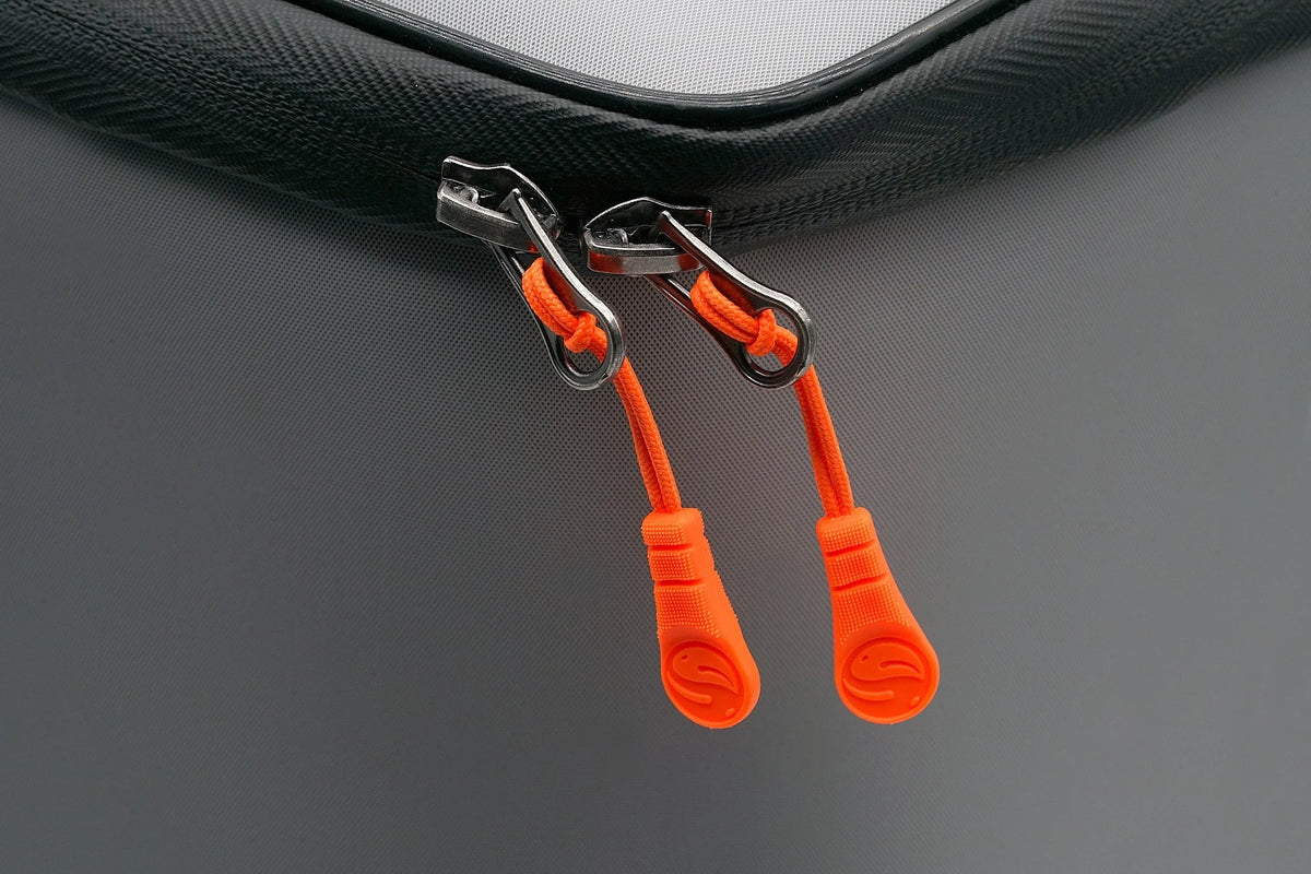 Guru Fusion Mini Cool Bag – detail van de twee oranje ritstrekkers